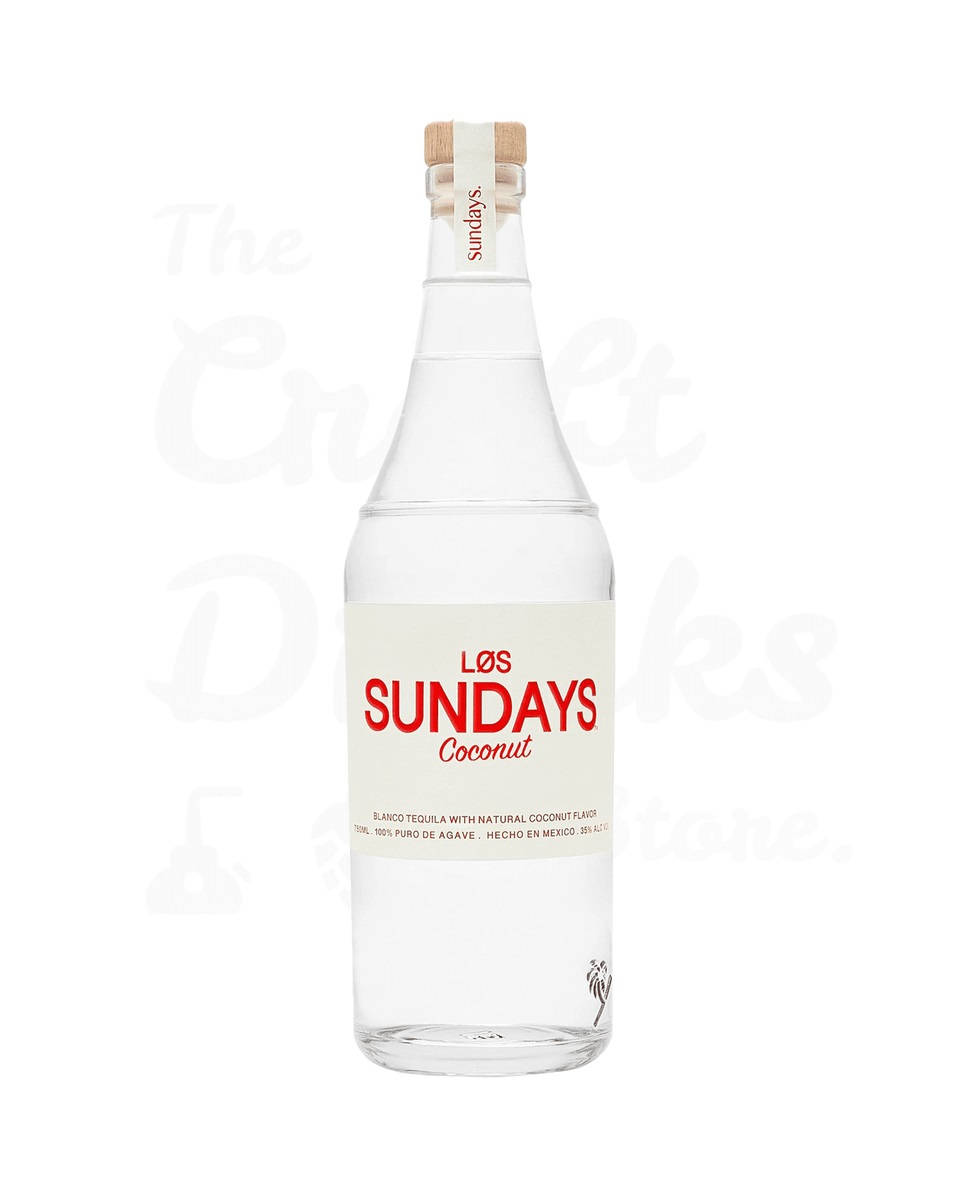 於陽光天氣享用Los Sundays椰子龍舌蘭酒 壁紙 — 一個透明玻璃瓶裝的Los Sundays椰子龍舌蘭酒，配有軟木塞和極簡標籤，背景為白色。