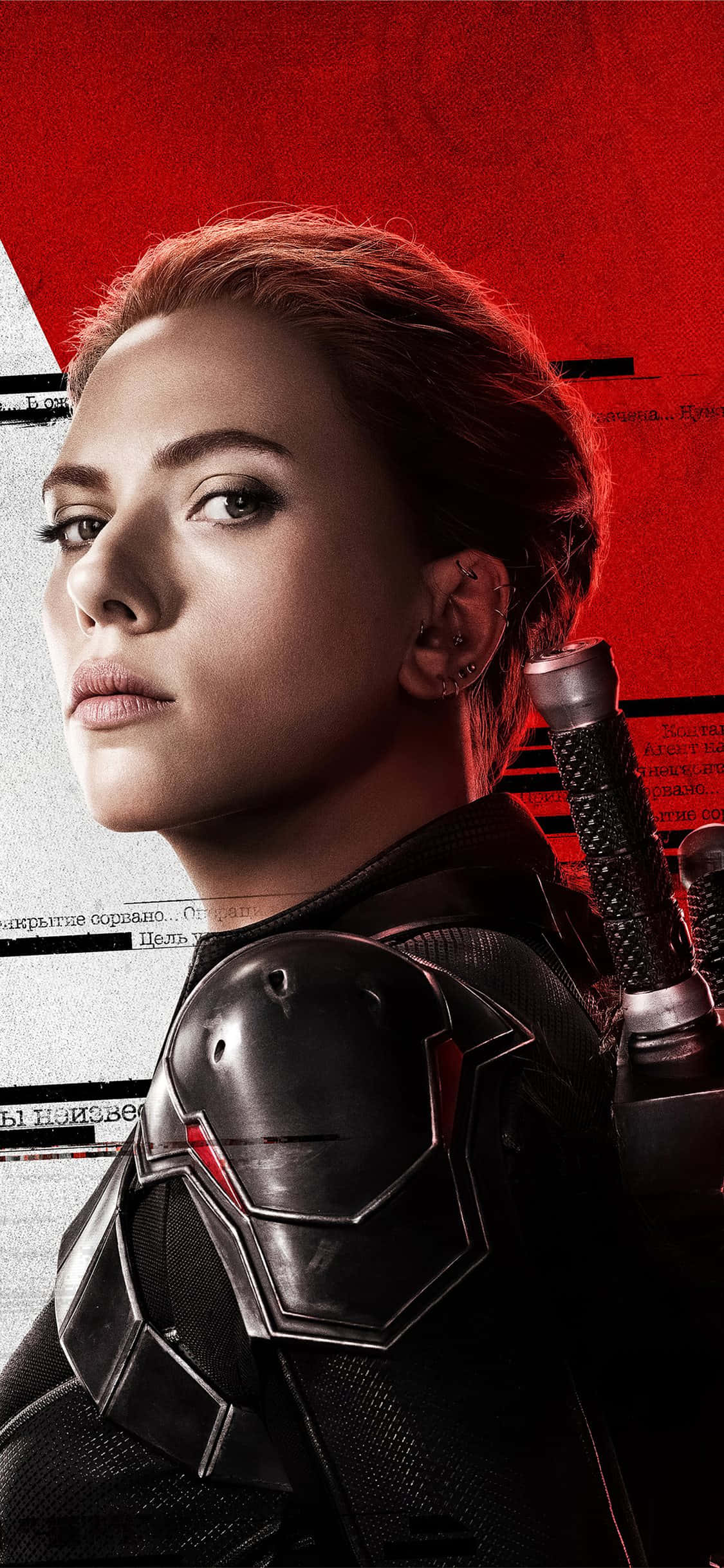 Natasha Romanoff 桌布 壁紙 — 施嘉莉·祖安遜飾演黑寡婦的特寫肖像，背景為紅色，身穿戰術裝備。
