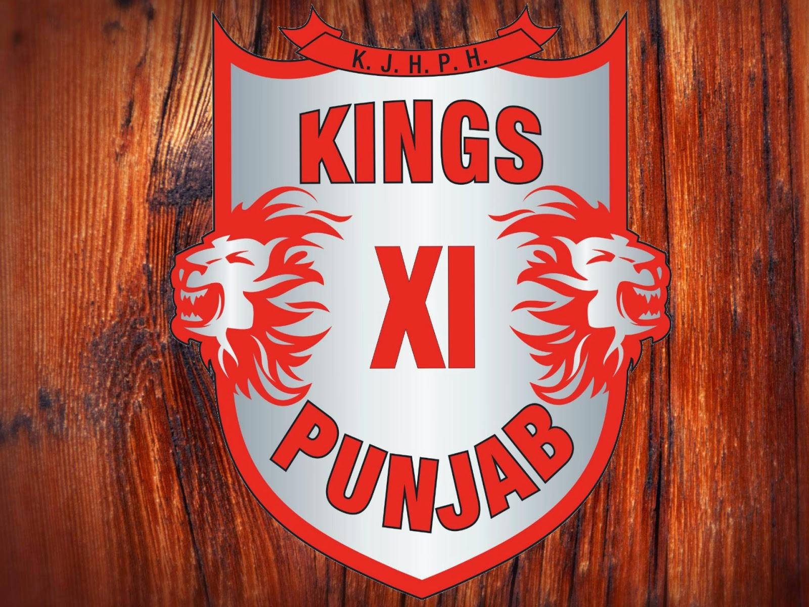 旁遮普王者木紋背景 壁紙 — 一個紅銀色的Kings XI Punjab體育徽章，在質樸的木質背景上有咆哮的獅子頭。
