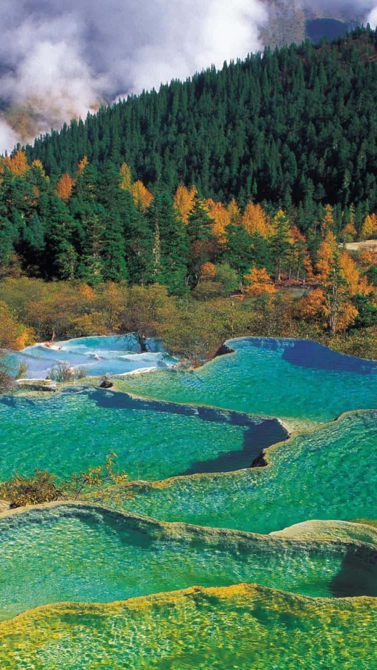 秋日森林山谷中隱藏的藍綠色礦物池。
