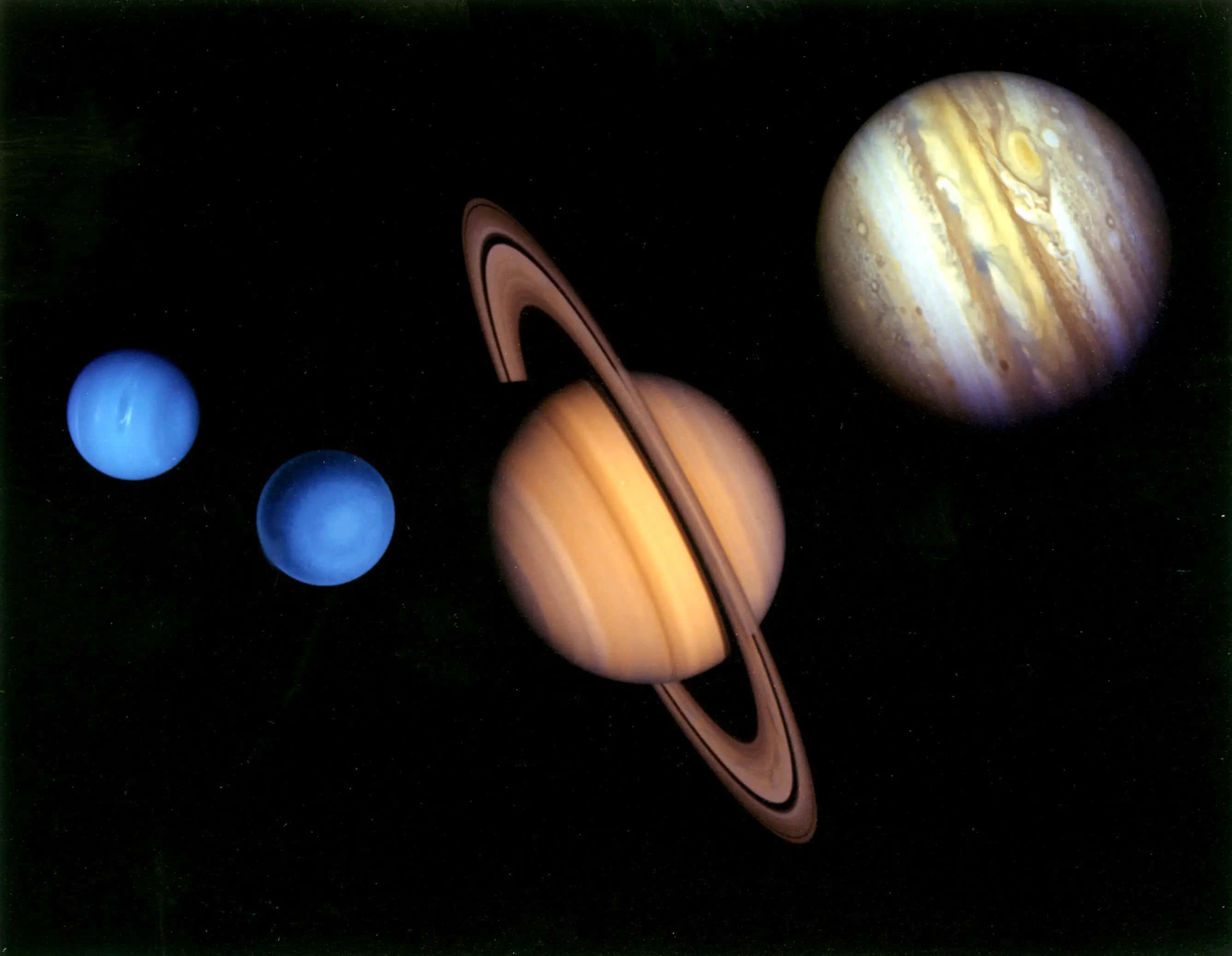旅行者1號四顆行星影像 壁紙 — 土星及其標誌性光環與木星和兩顆藍色行星在繁星點點的黑色虛空中的宇宙景觀。