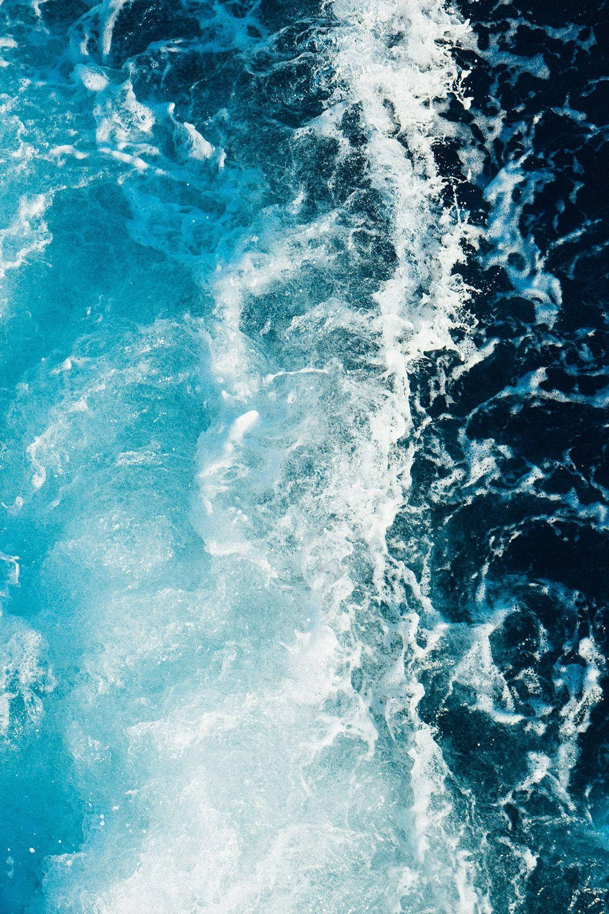 旋渦水景致 壁紙 — 俯瞰深藍色海面上翻騰的波浪，帶有白色泡沫狀浪花。