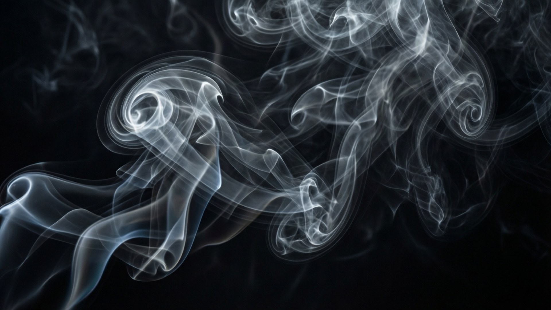 旋轉暗煙 壁紙 — 清涼藍白煙霧的飄渺縷縷，在深黑色背景下優雅地旋轉。
