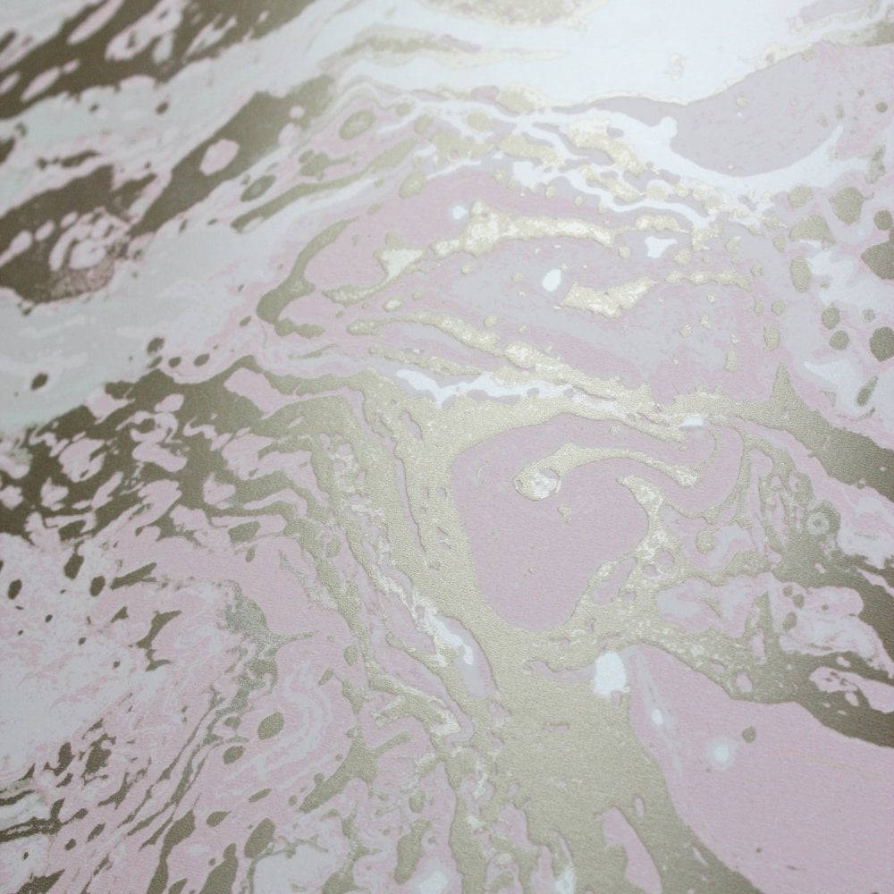 Pink Gold Marble Tile 壁紙 — 旋轉的粉紅色和灰褐色大理石紋顏料特寫，帶有閃閃發光的金色點綴，營造出優雅的抽象紋理。