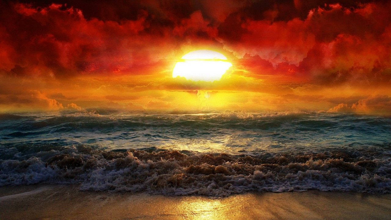 海洋上戲劇性的夕陽，海浪拍打沙灘。