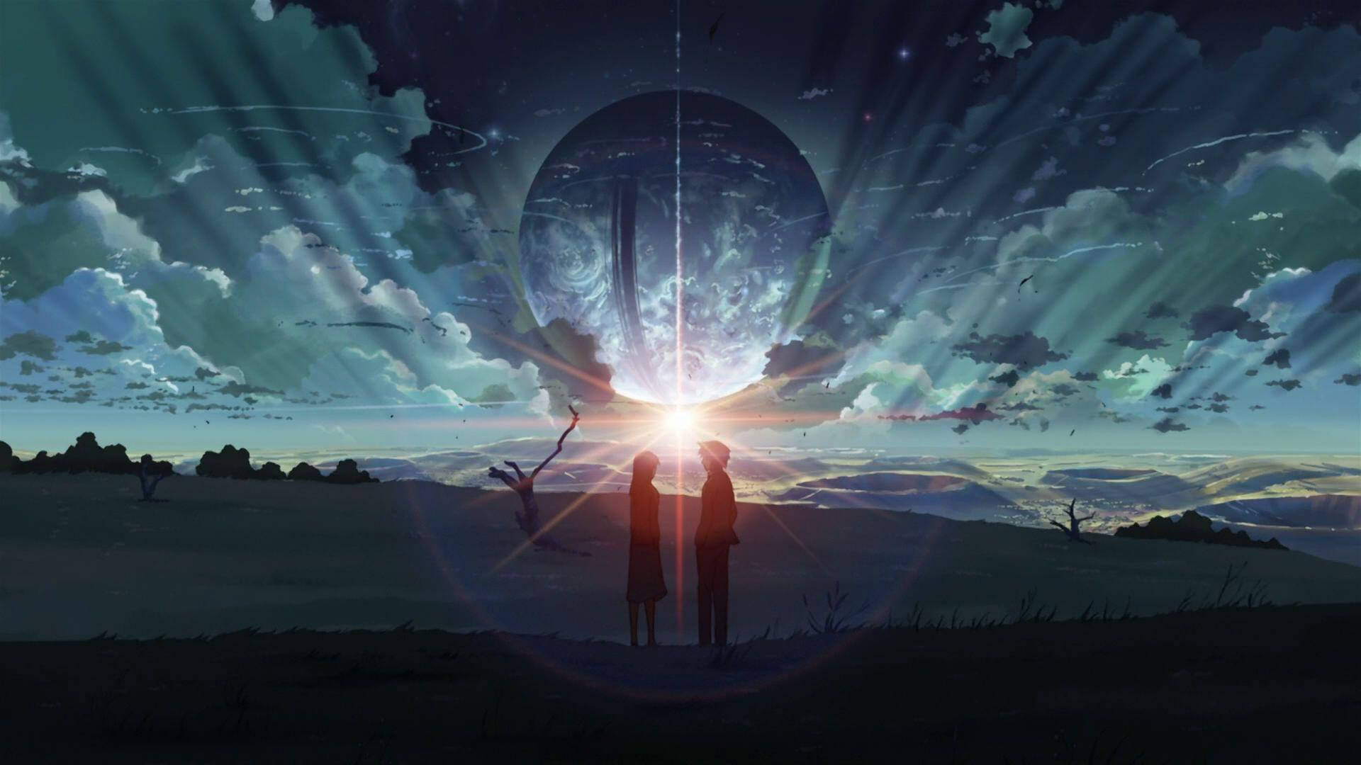 兩個人站在山丘上，觀看日落時發光的宇宙球體。