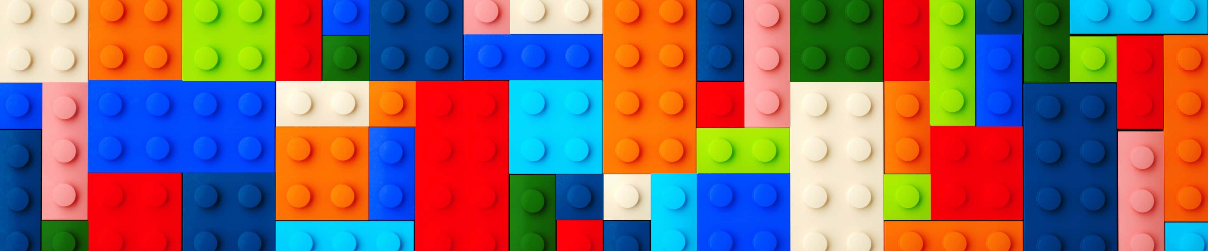 日出時分的絢麗色彩 壁紙 — 色彩繽紛的LEGO積木以俏皮的幾何圖案排列而成的生動馬賽克。