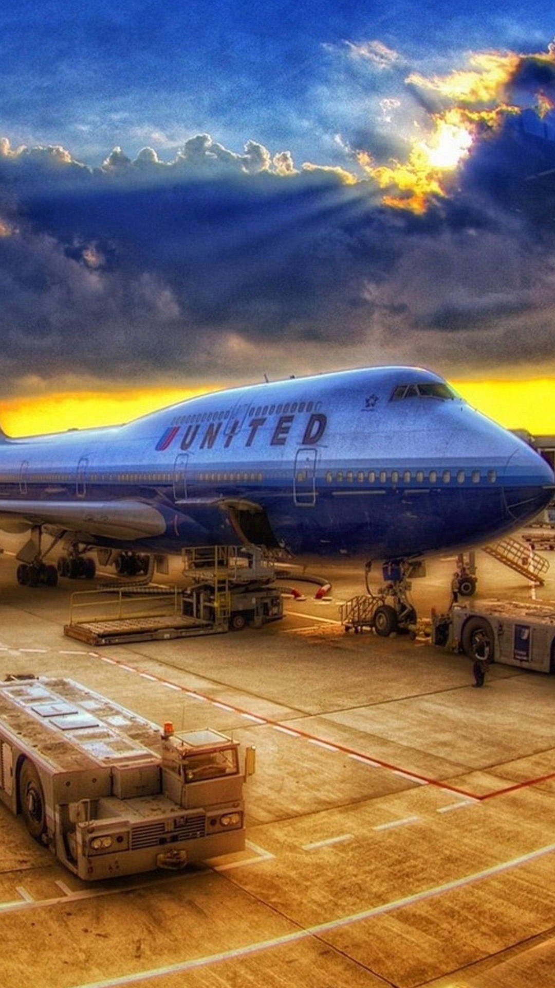 聯合航空珍寶客機在黃金時段日落時停泊在停機坪上。