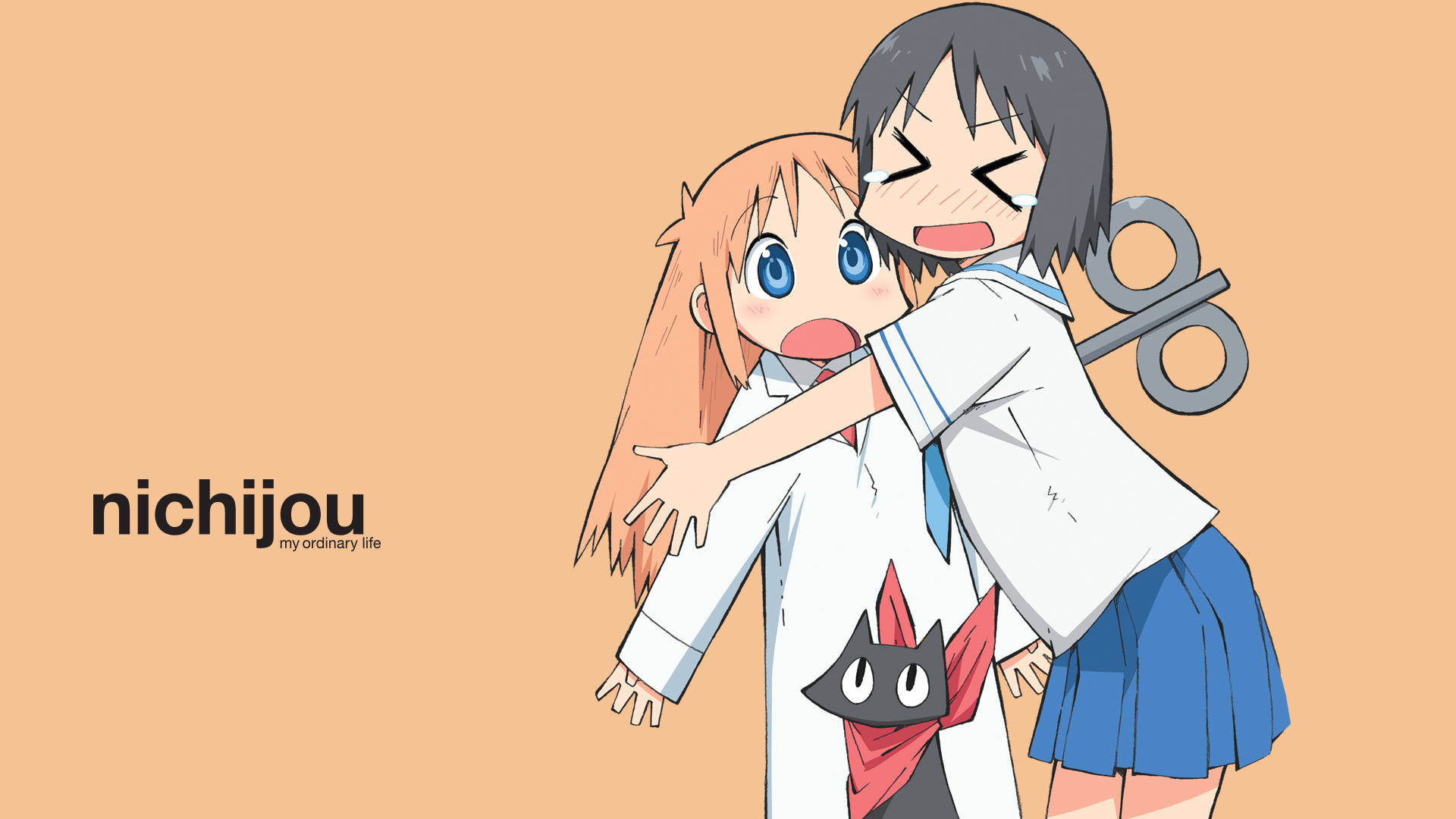 《日常》Nano、Hakase與Sakamoto 壁紙 — 兩個穿著校服的動漫女孩在純蜜桃色背景上嬉戲地擁抱，旁邊有一隻小黑貓和一把剪刀。