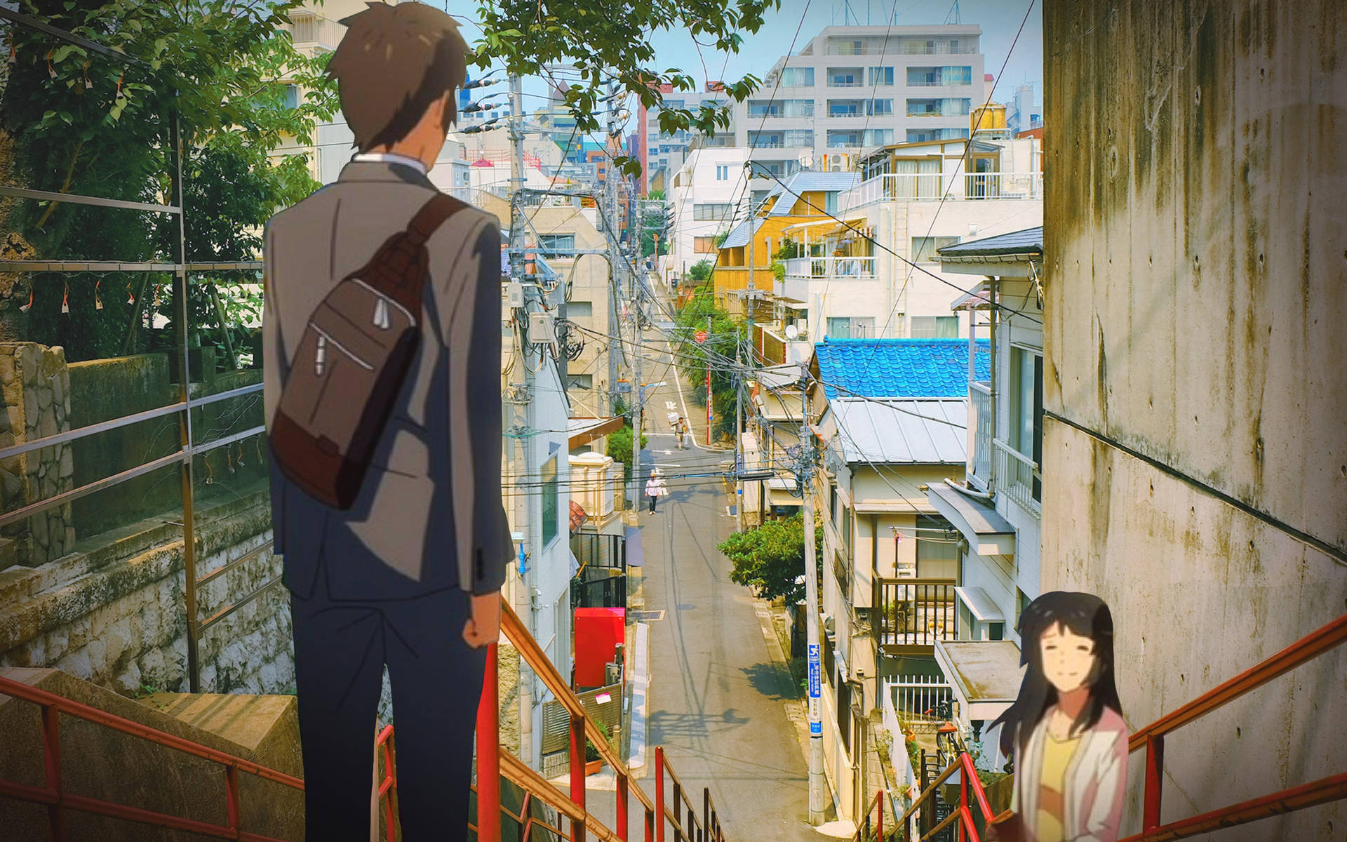一個男孩和一個女孩在樓梯上，俯瞰著一條有建築物和樹木的日本街道。