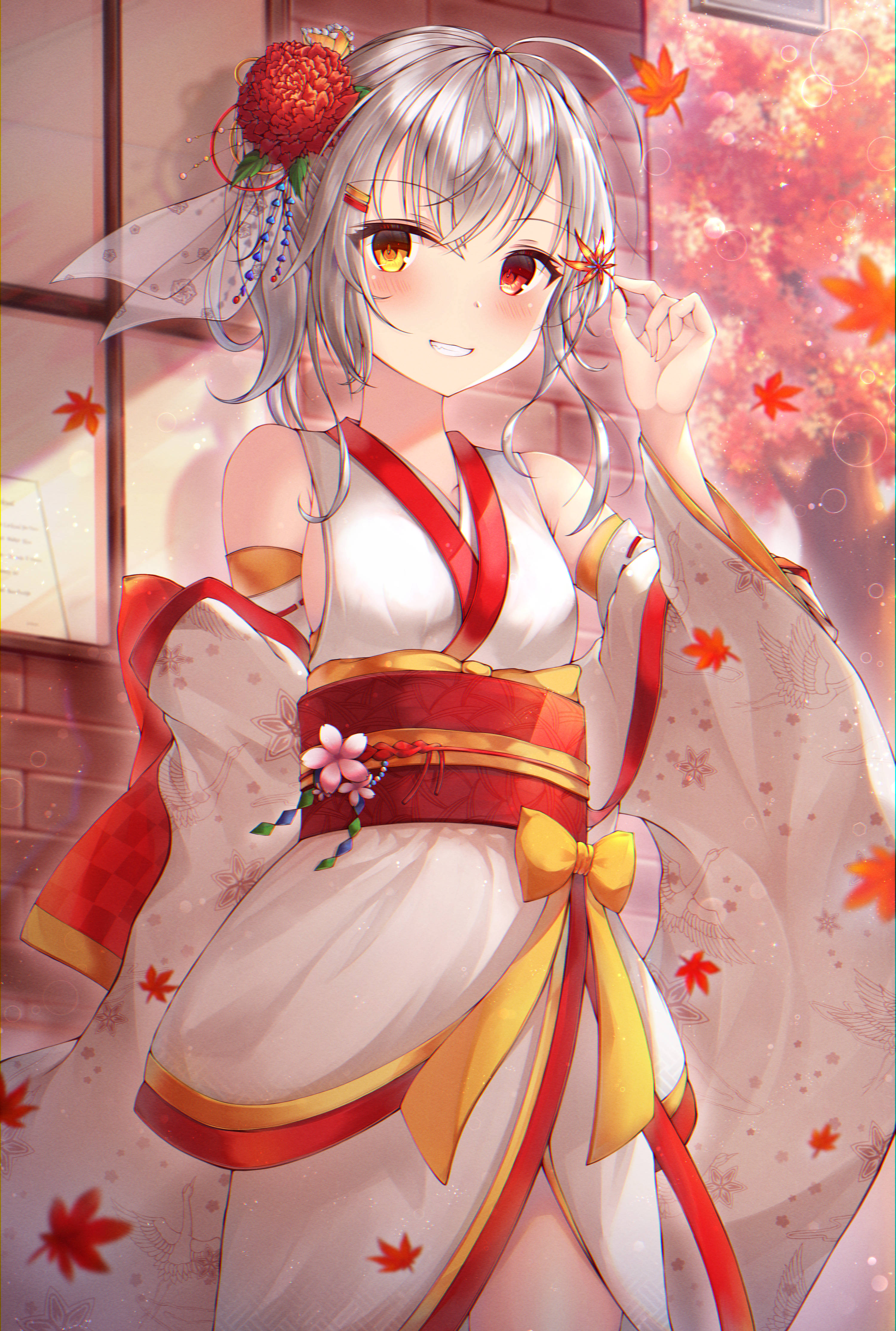 日式動漫新娘少女 壁紙 — 一個穿著白色和紅色和服的開朗動漫女孩微笑著，在溫暖的秋日背景下拿著一片楓葉。