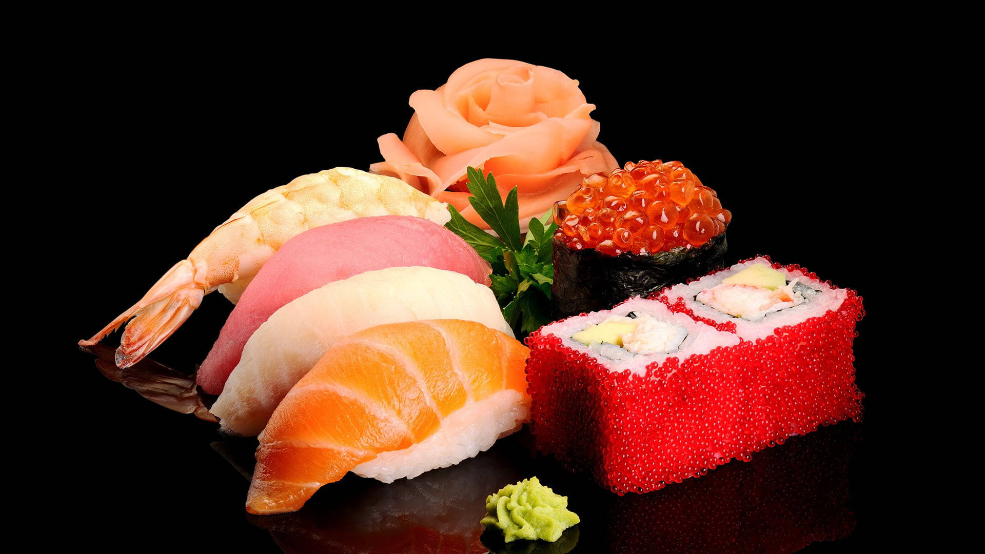 日式壽司美食攝影 壁紙 — 包括三文魚、吞拿魚、蝦和魚子的光澤壽司片，配以玫瑰裝飾，放在黑色反光表面上。