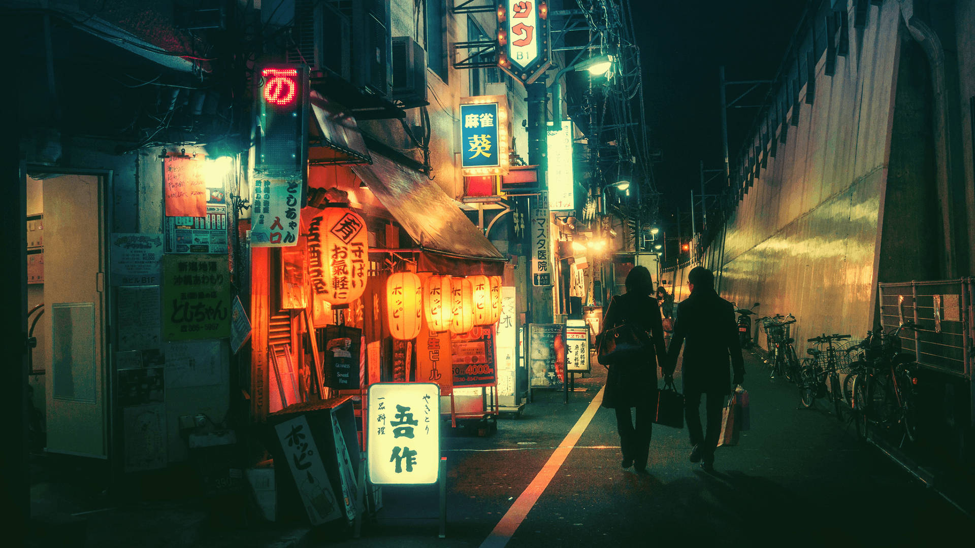 兩個人在夜晚穿過一條充滿活力的霓虹燈日本小巷。