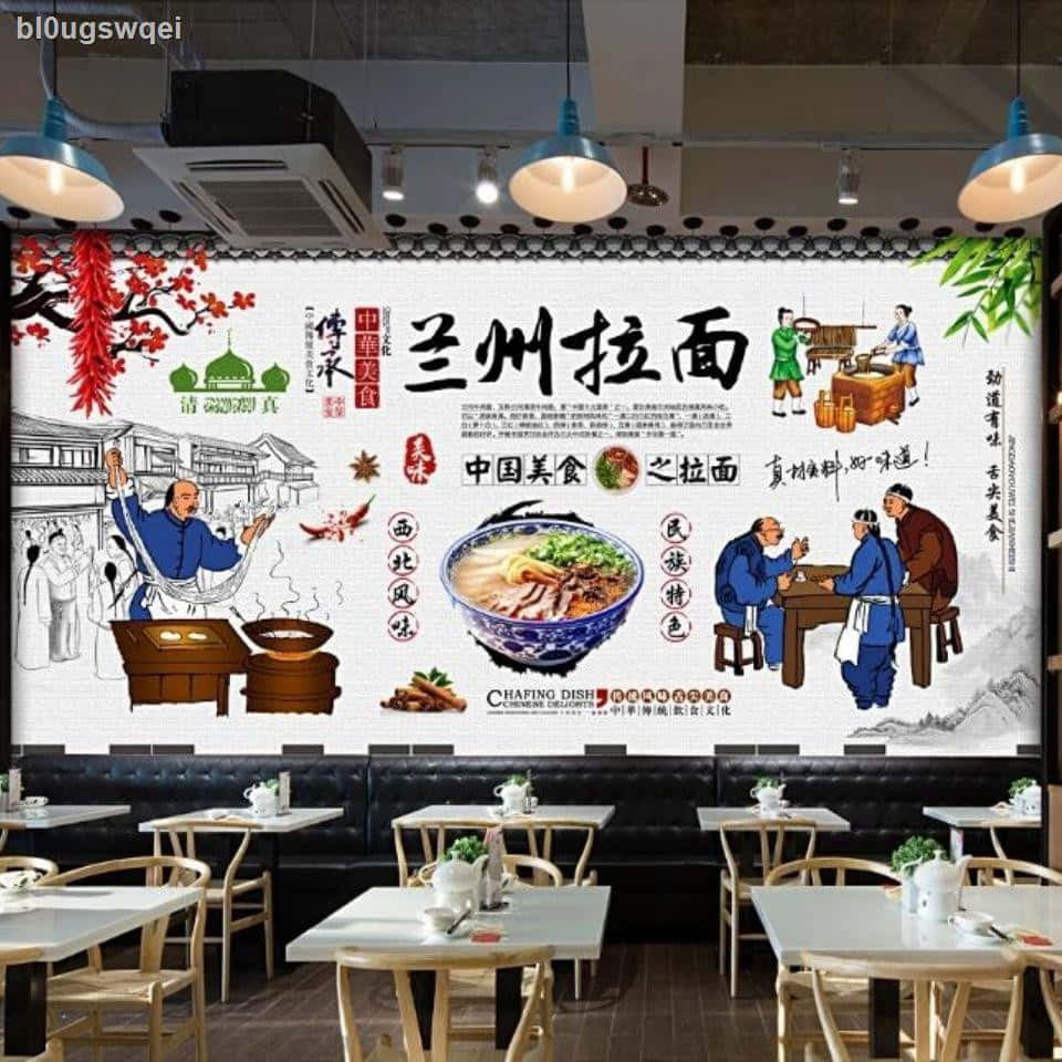 日式拉麵店牆紙設計概念 壁紙 — 餐廳內部設有一幅大型插圖壁畫，描繪蘭州拉麵，附有中文字元以及廚師和食客的場景。
