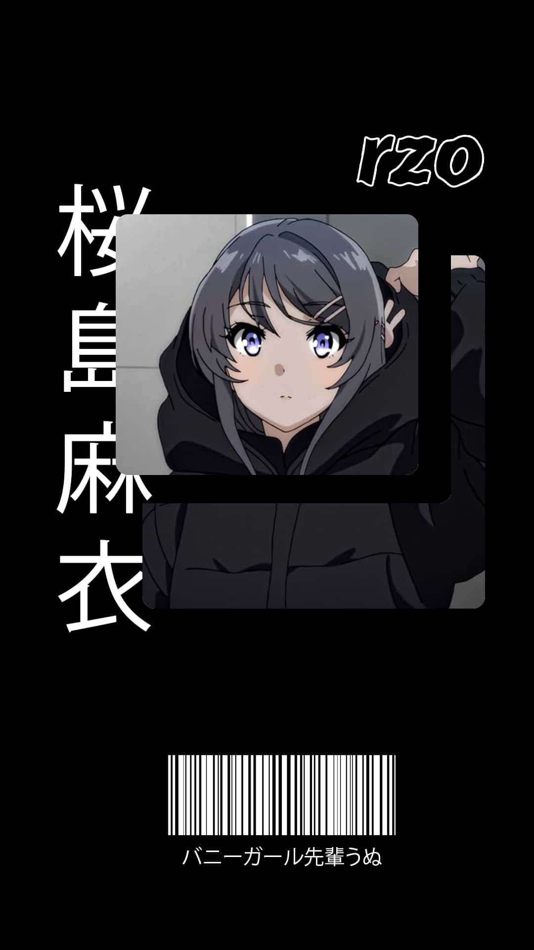 日式漫畫插畫，沉浸於美學之中 壁紙 — 灰色頭髮、紫色眼睛的動漫女孩，身穿黑色連帽衫，在純黑色背景前直視前方，背景上有日文字和條碼。