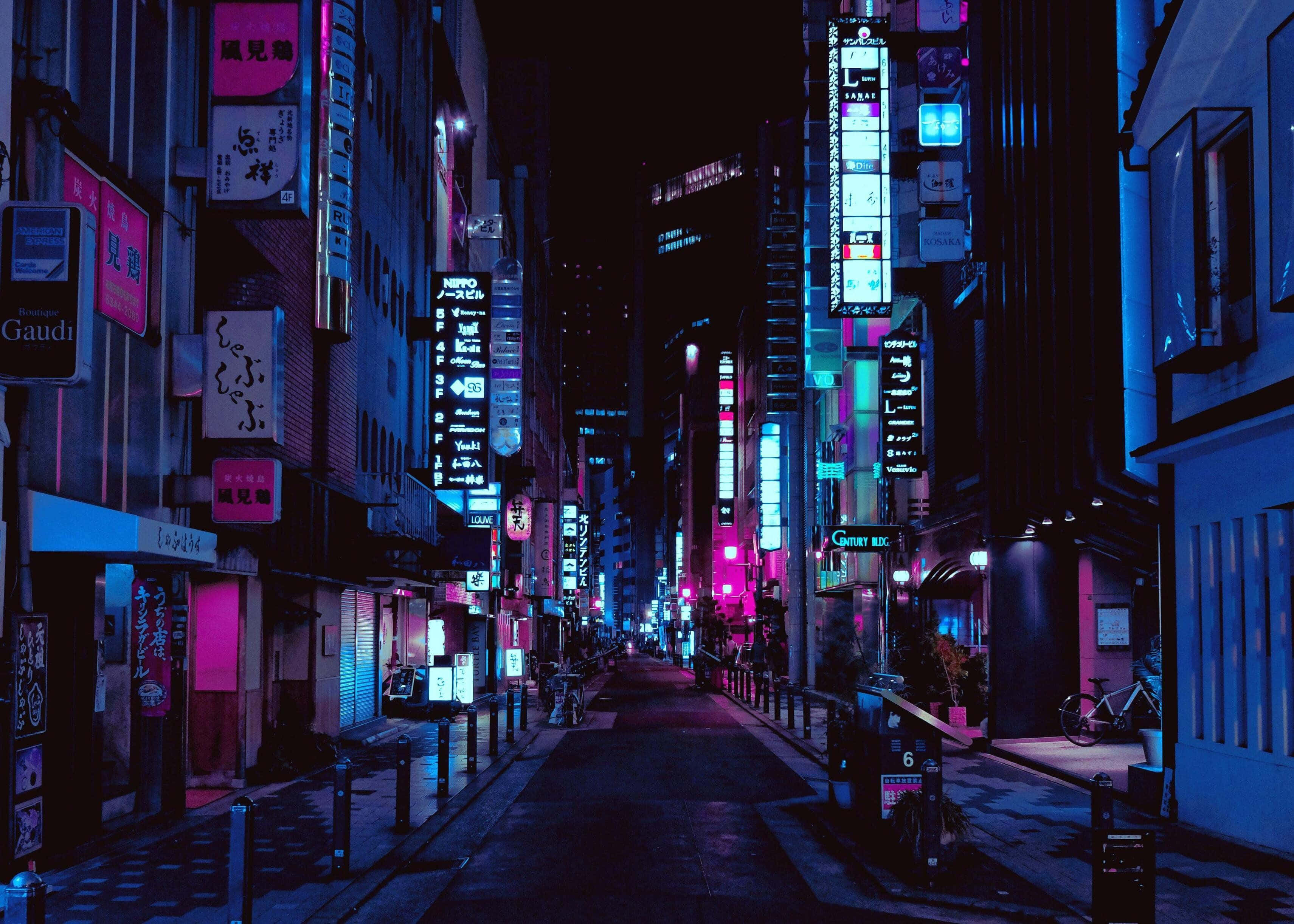 日式霓虹招牌 壁紙 — 夜晚一條霓虹燈照亮嘅都市小巷，粉紅色同藍色嘅發光招牌喺濕漉漉嘅路面上倒映。
