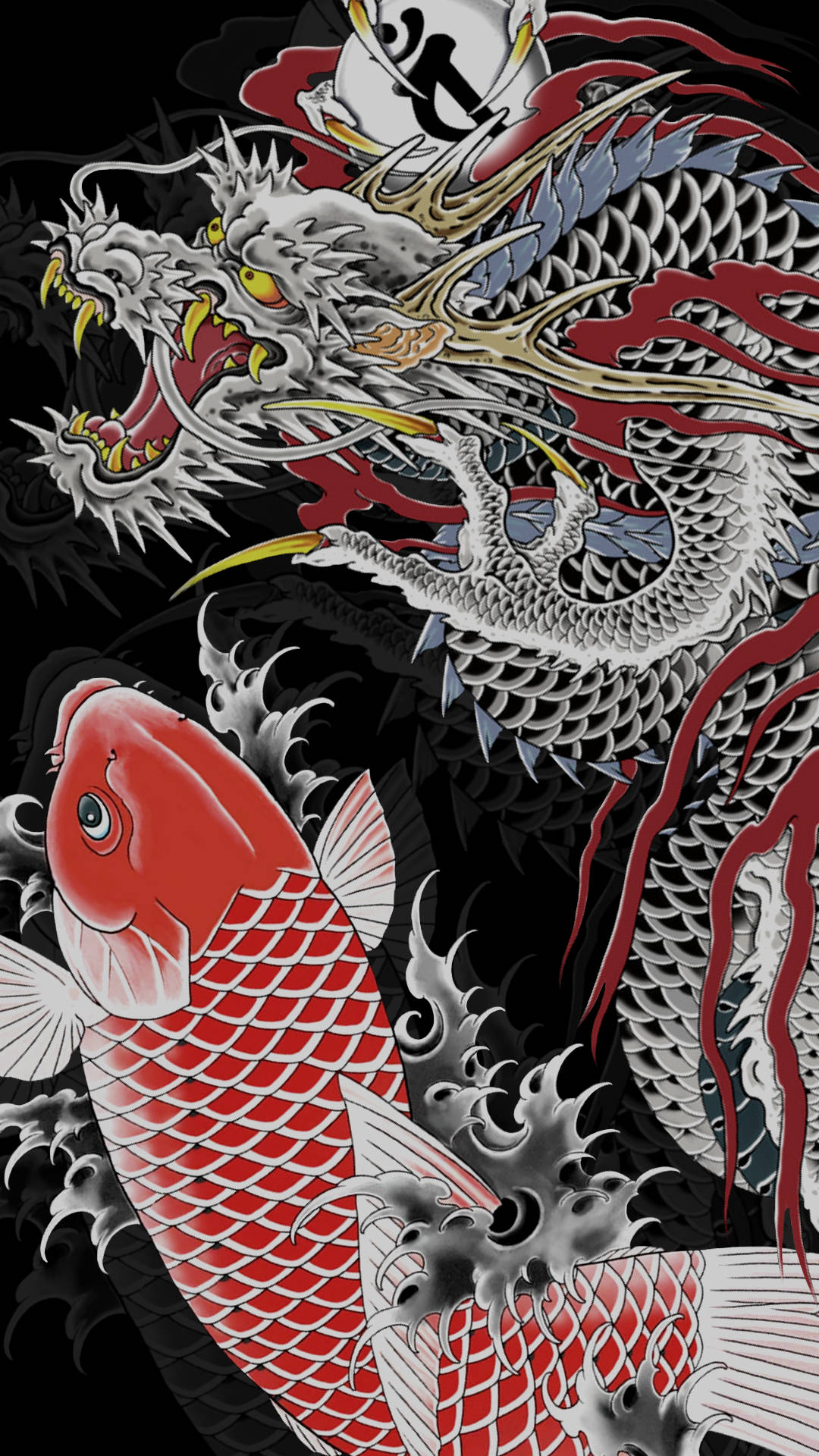 日式龍與鯉魚 壁紙 — 一隻帶有紅色點綴的兇猛白龍，在黑色背景上與一條鮮紅色的錦鯉搏鬥，伴有動態的水花飛濺。