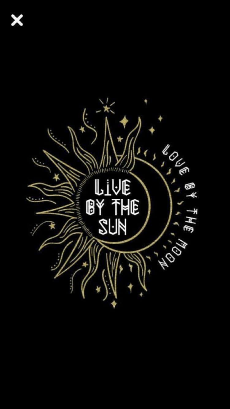 日月生活愛語藝術 壁紙 — 金色太陽和月亮插圖，帶有文字 live by the sun love by the moon，黑色背景。