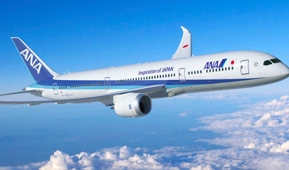 全日空飛機在藍天下飛越雲層