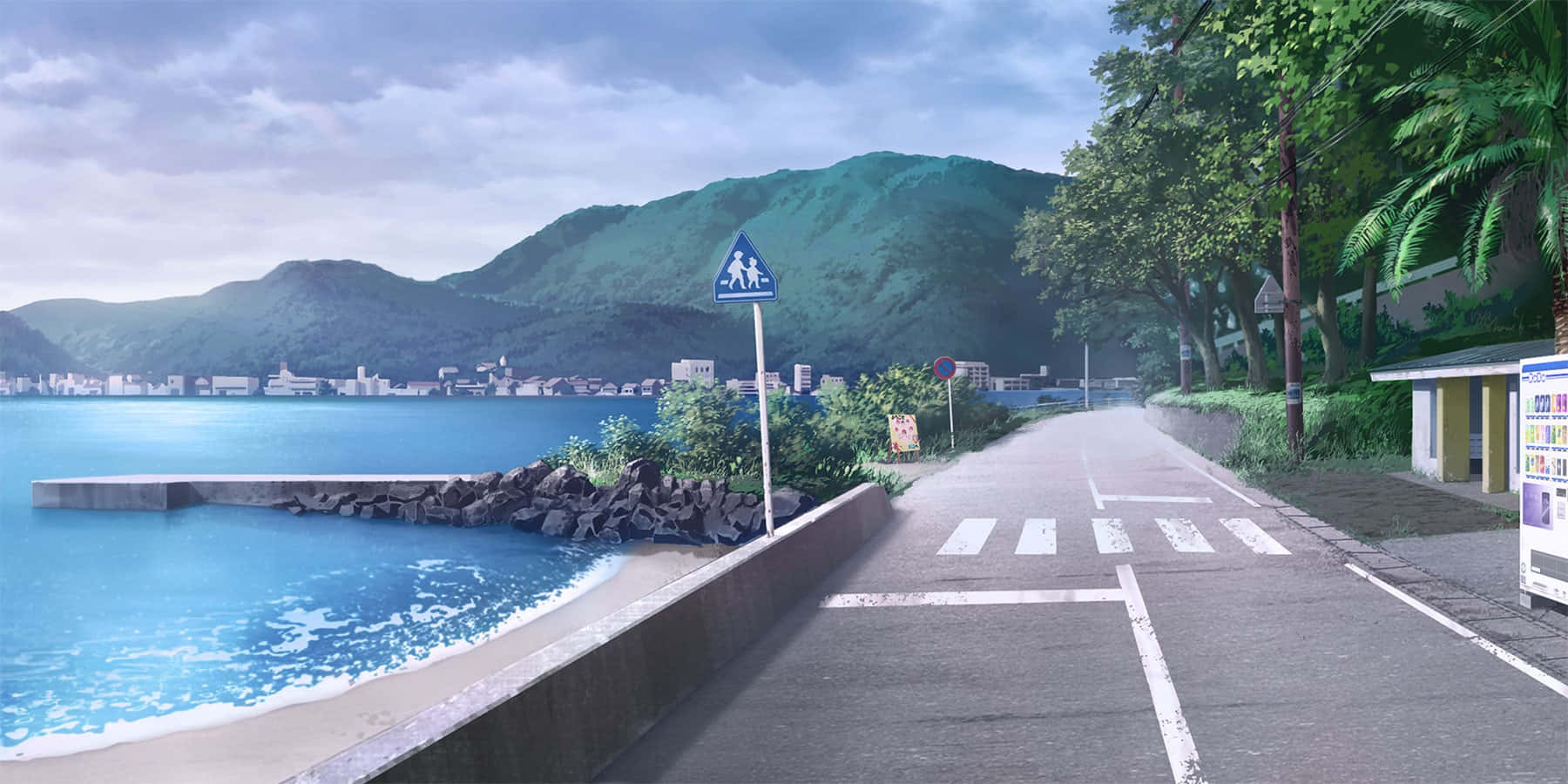 多雲天空下，碧綠海水和綠色山丘的海岸道路