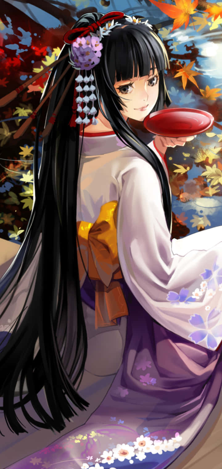 穿和服的動漫女孩在秋葉下拿著紅色杯子