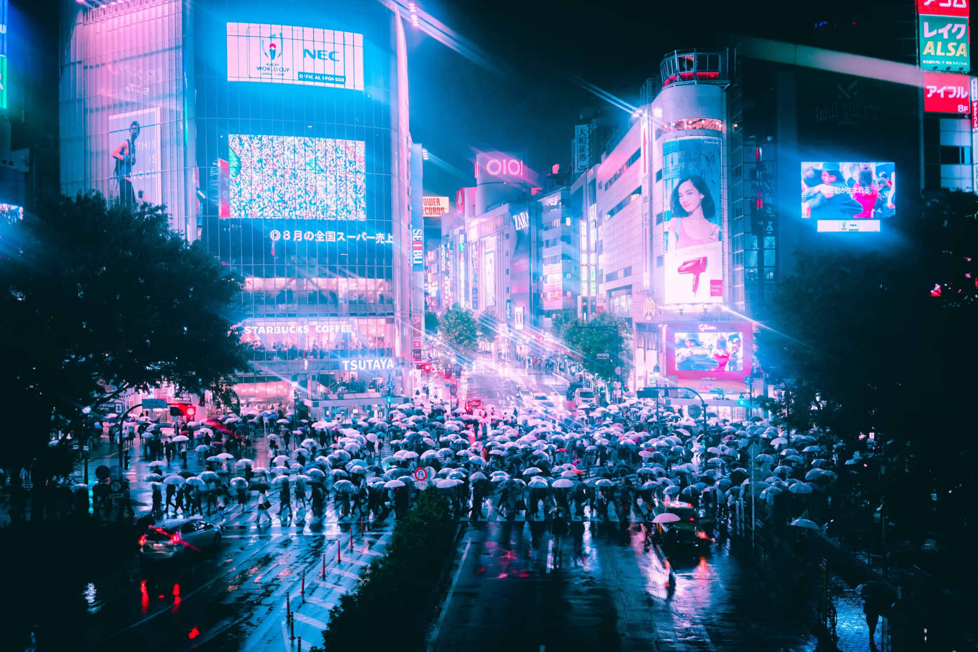 雨夜的東京街道，閃爍的霓虹燈招牌和撐傘的人群。