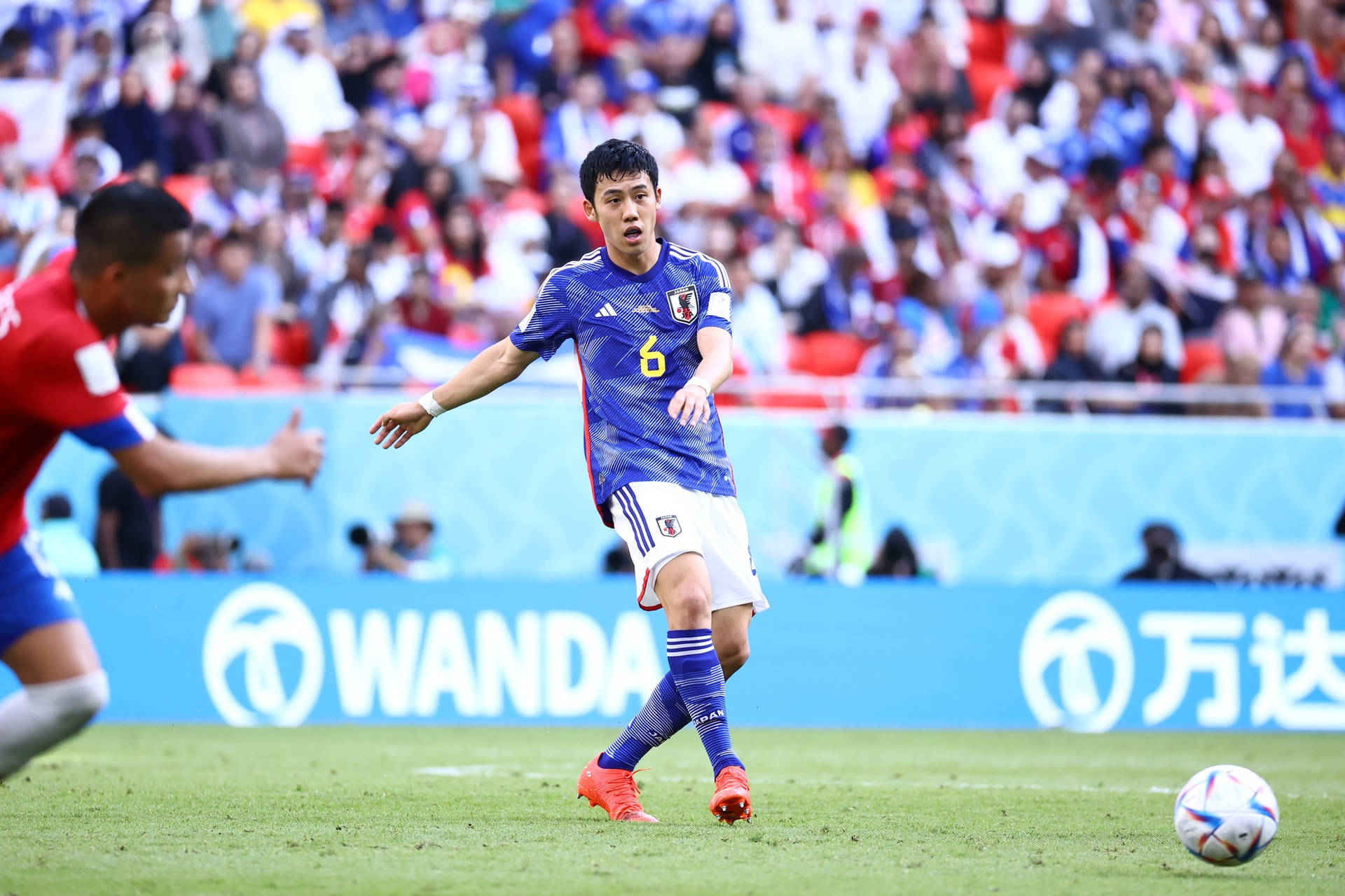 日本足球運動員六號在日間比賽中運球。