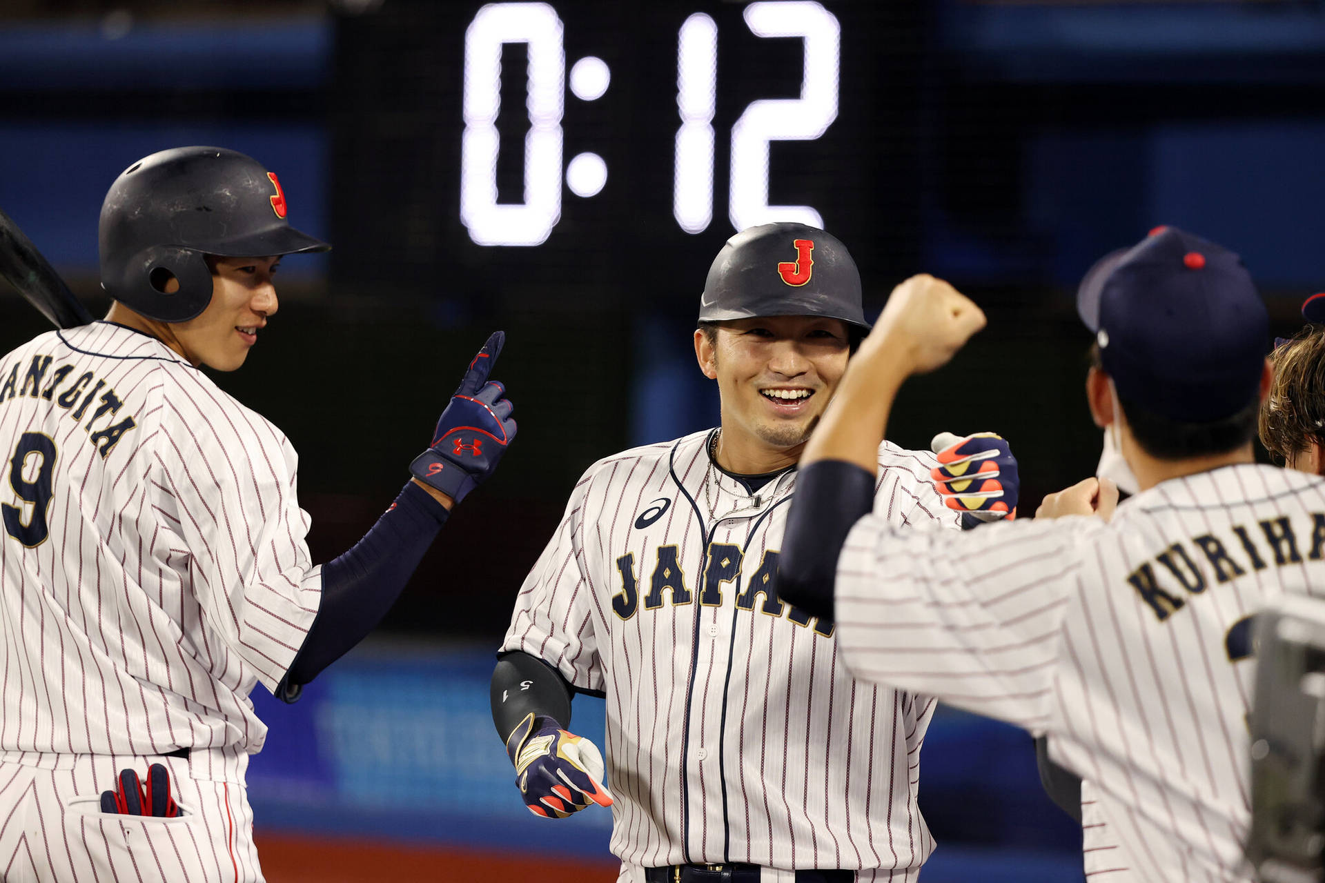 日本棒球運動員在比賽獲勝後擊掌。