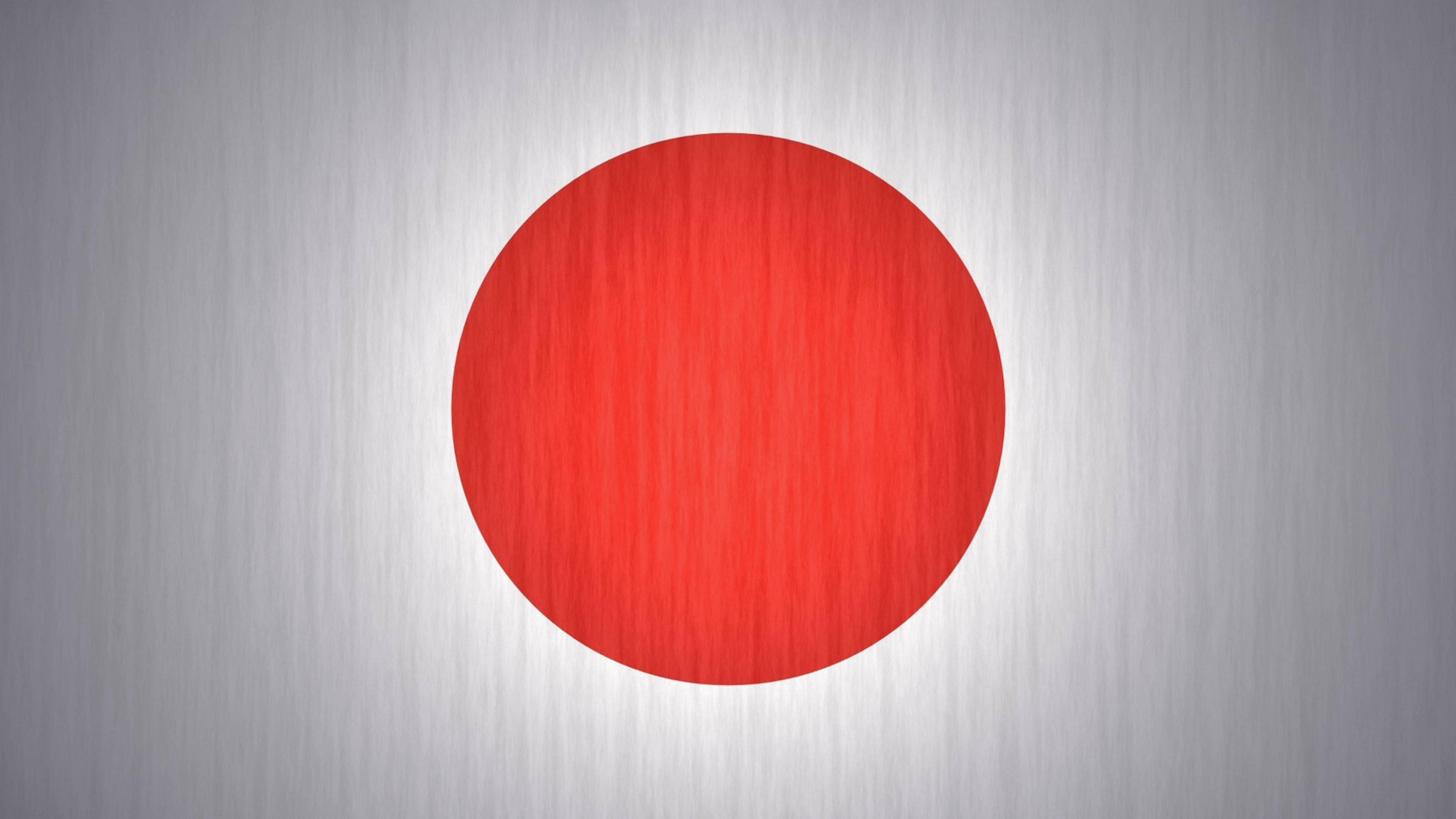 日本國旗配拉絲灰背板 壁紙 — 一個大膽的紅色圓圈居中在帶有垂直紋理的拉絲銀金屬背景上。