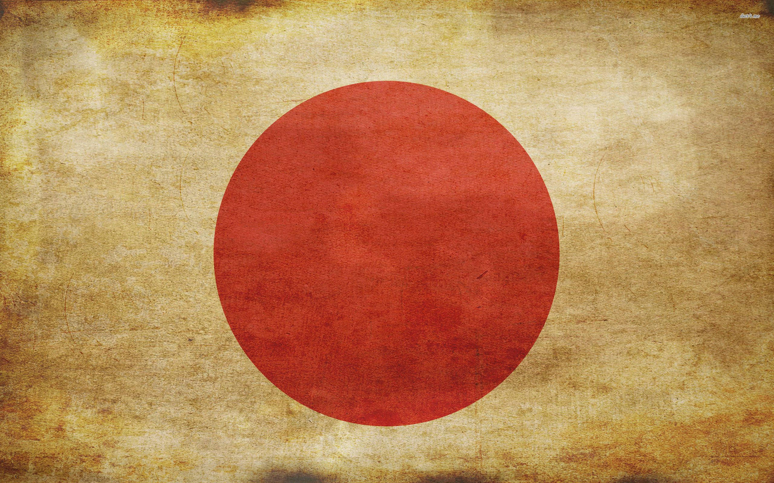 日本國旗配舊棕背景 壁紙 — 一面飽經風霜的日本國旗，在陳舊的米色布料上有一個紅色圓圈，顯示出質感和破損。