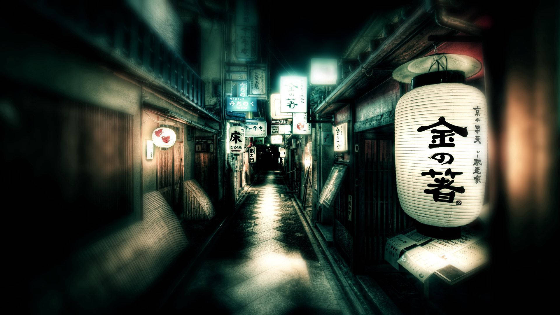 夜晚昏暗的狹窄日本小巷，帶有發光的燈籠和霓虹燈。