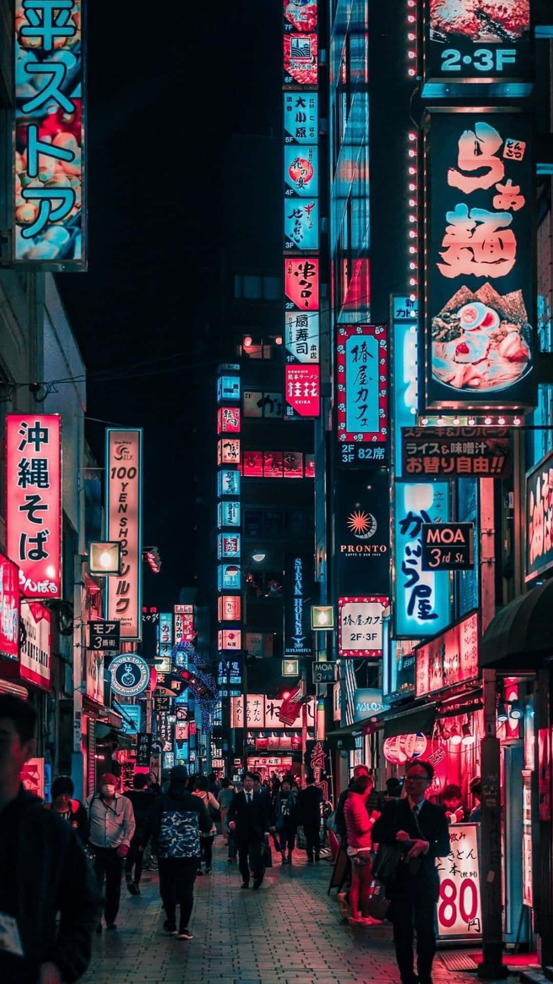 夜晚霓虹燈照亮的東京街道，有發光的招牌和行人。