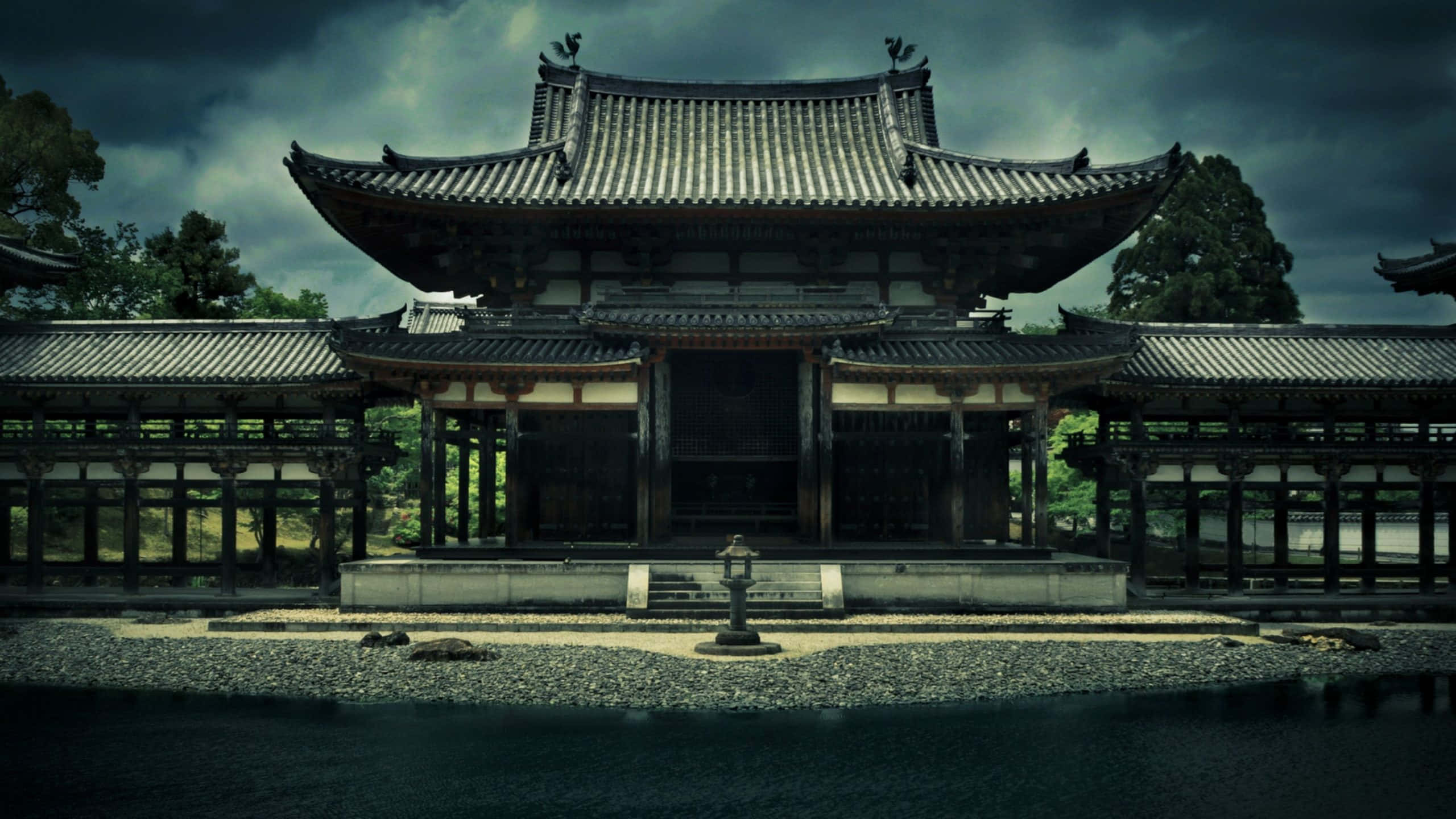 古老日本寺廟在黑暗暴風雲下，有石燈籠和碎石路。