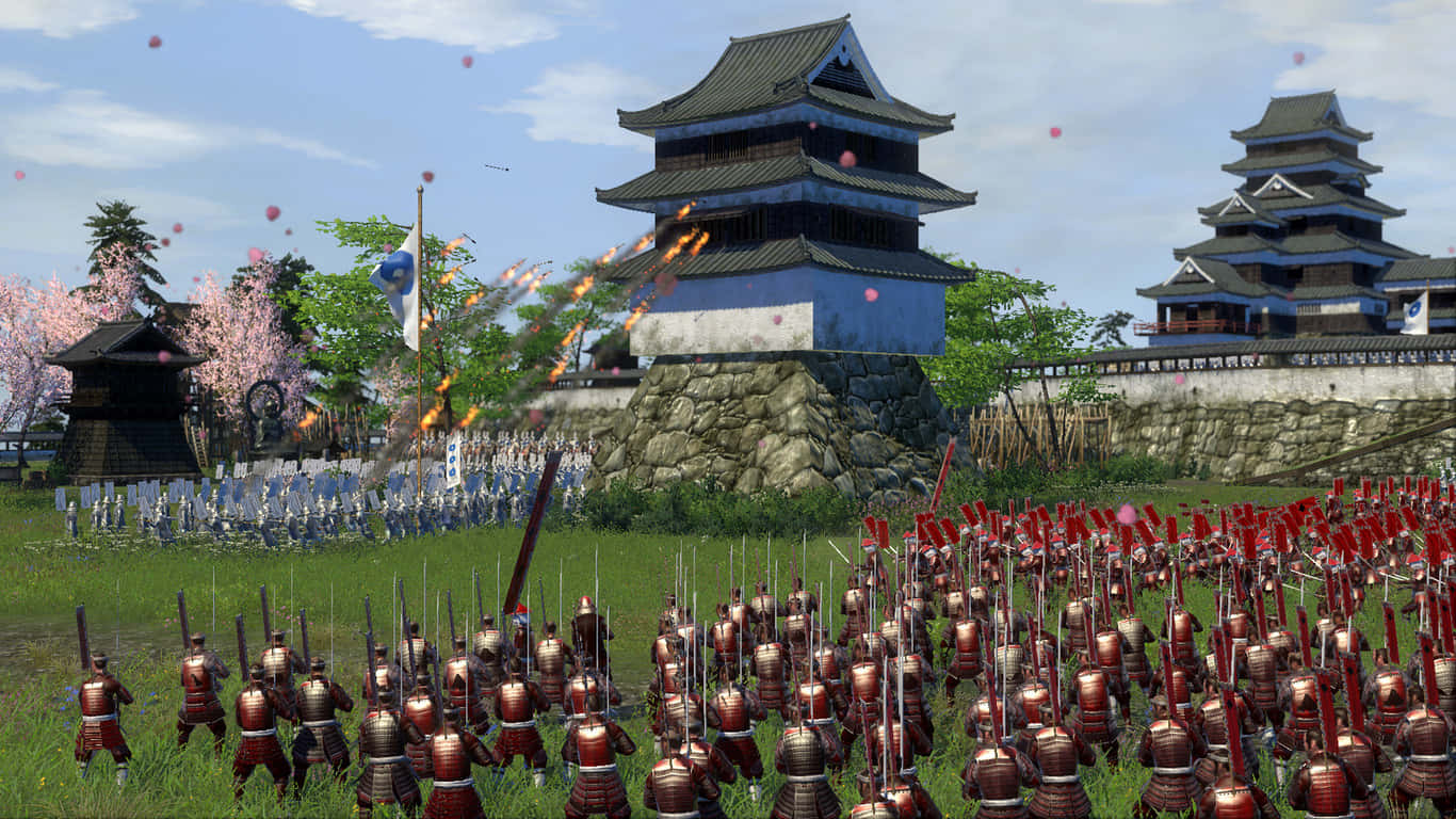 日本建築 1366x768 Total War Shogun 2 背景 壁紙 — 兩支軍隊在傳統日本城堡前交戰，櫻花在明亮的天空下飄落。