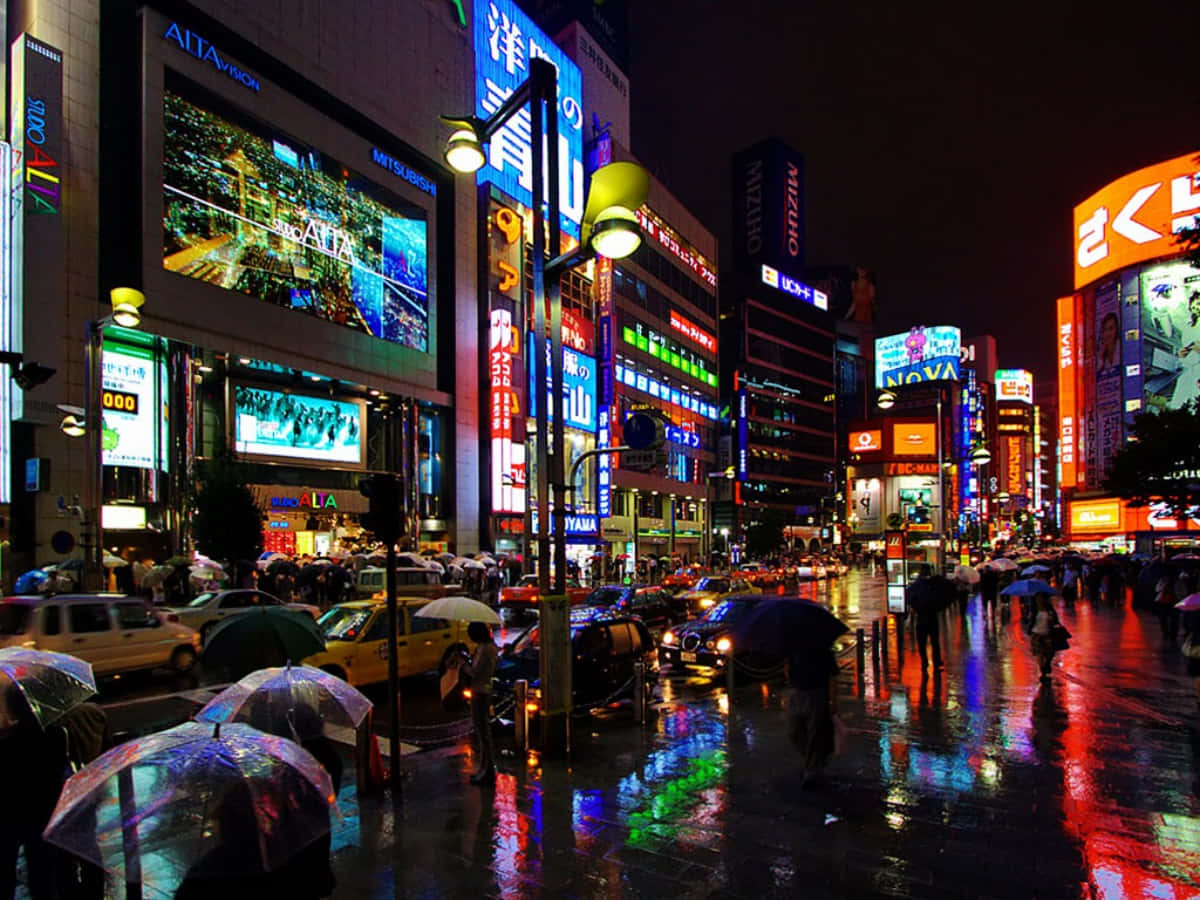 日本東京夜間天際線全景 壁紙 — 雨濕的東京夜晚街道，霓虹招牌和傘下的反射燈光閃爍。