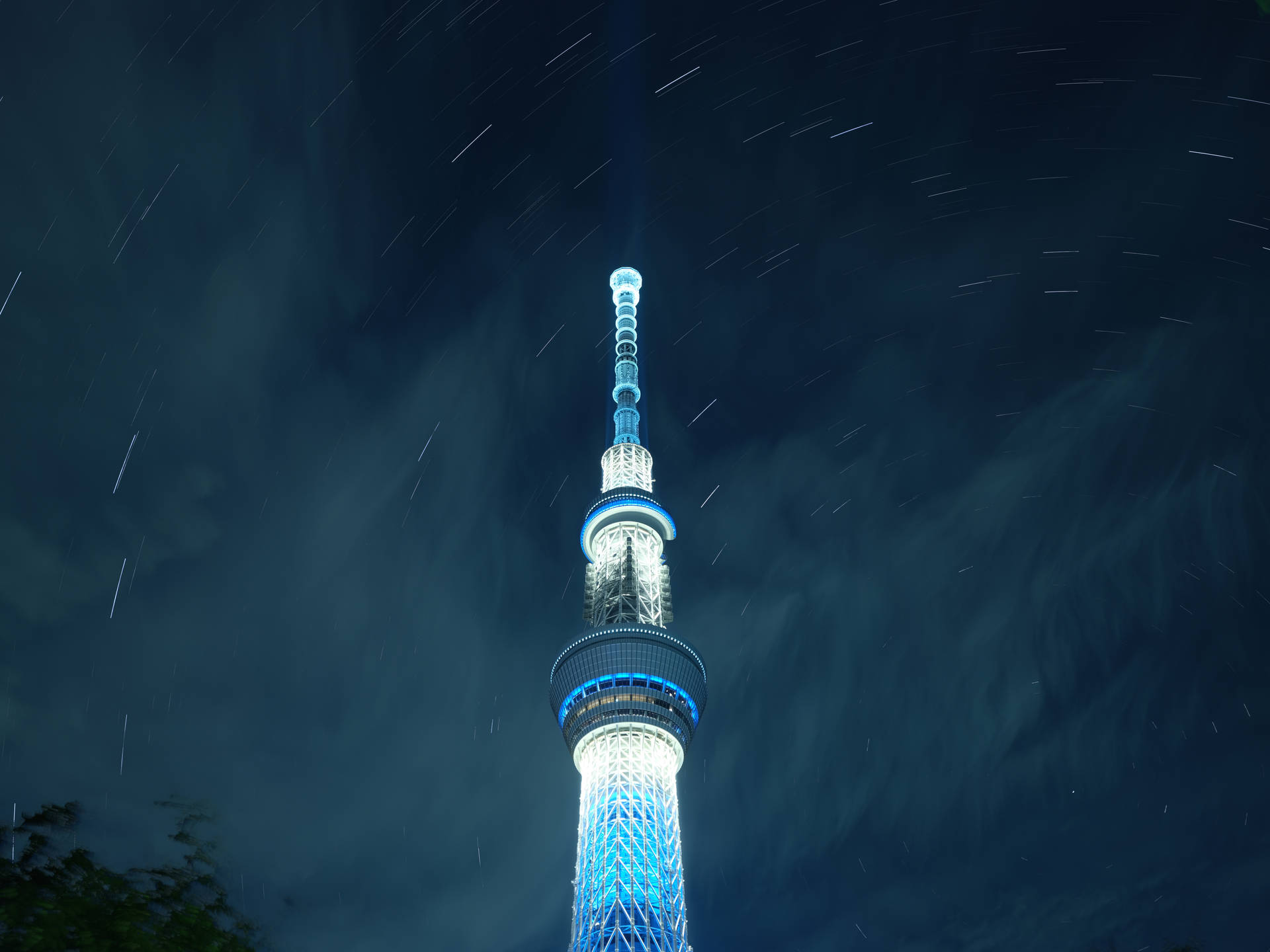 夜晚點亮的東京晴空塔，天空中有星軌。