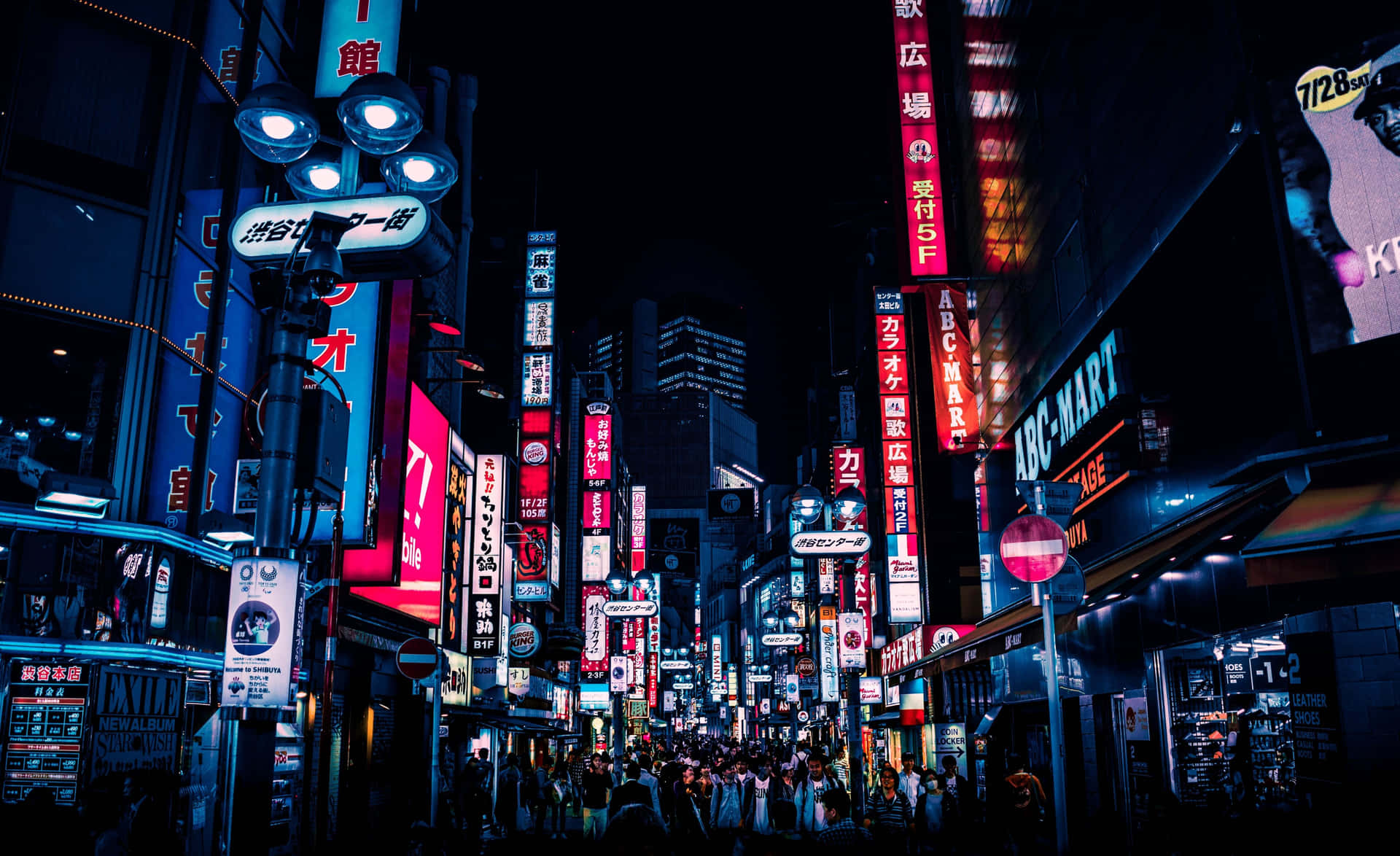 霓虹燈照亮的東京街道夜景，人群和發光的招牌。