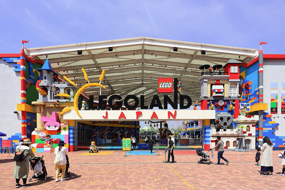 LEGOLAND Japan入口，擁有色彩繽紛的LEGO積木建築和在外面散步的家庭。