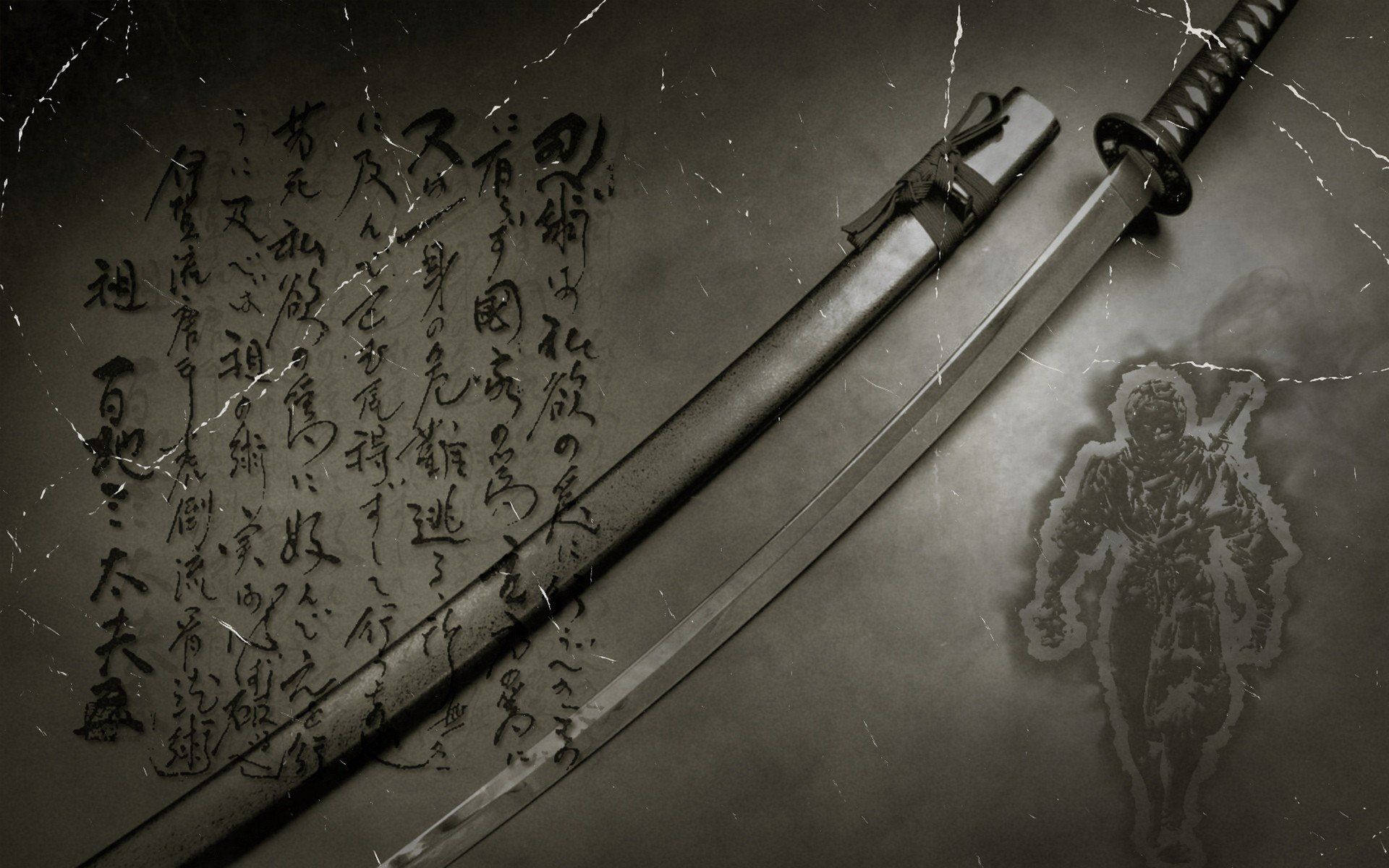 日本武士刀 壁紙 — 一把武士刀斜放在有紋理的表面上，旁邊有日本書法和褪色的武士剪影。