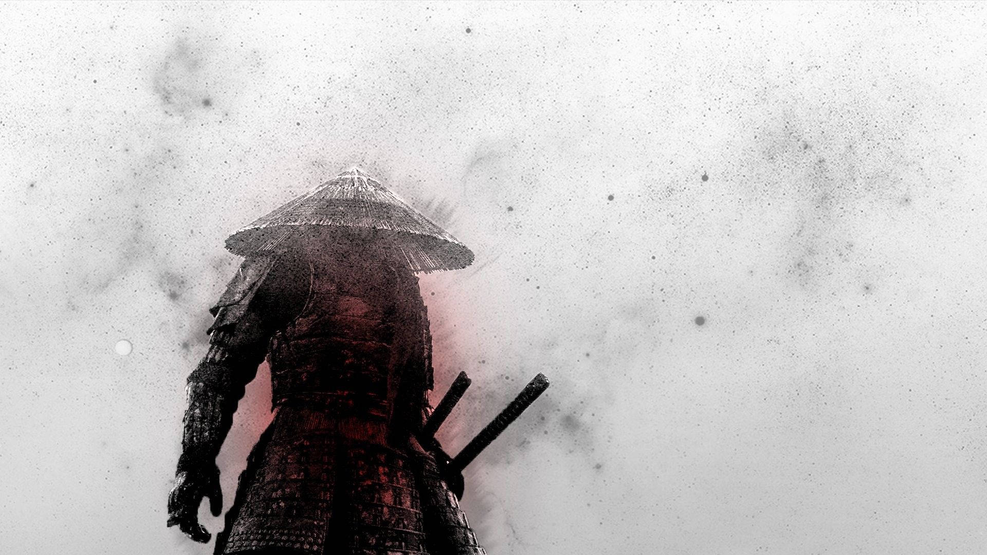 日本武士塵土風 壁紙 — 一位孤獨的武士戰士身穿深色盔甲和草帽，在霧濛濛的灰色背景前形成剪影，身後有微弱的紅光。