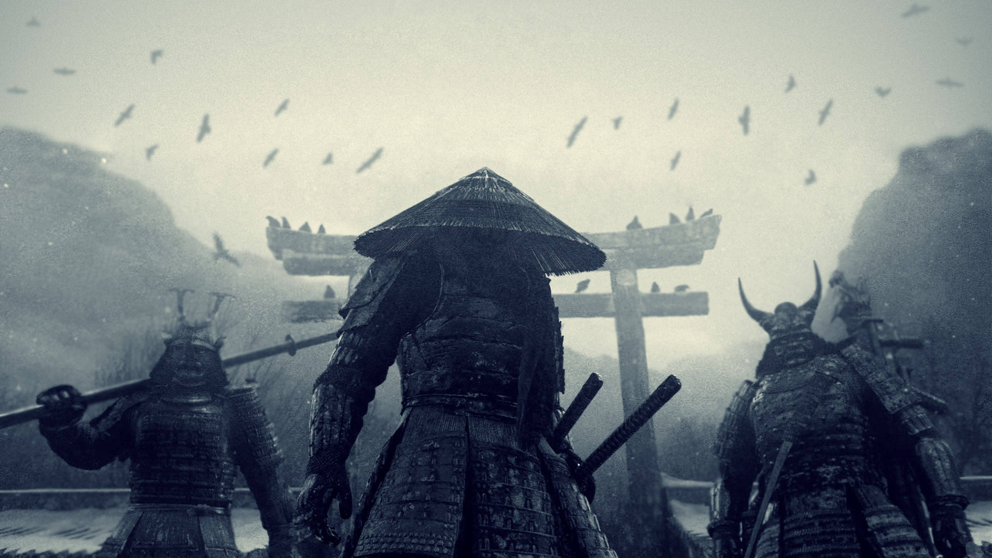 日本武士戰士三人組 壁紙 — 三名身穿鎧甲的武士在霧氣中寂靜地站在鳥居前，鳥兒在頭頂飛過，呈現單色調。