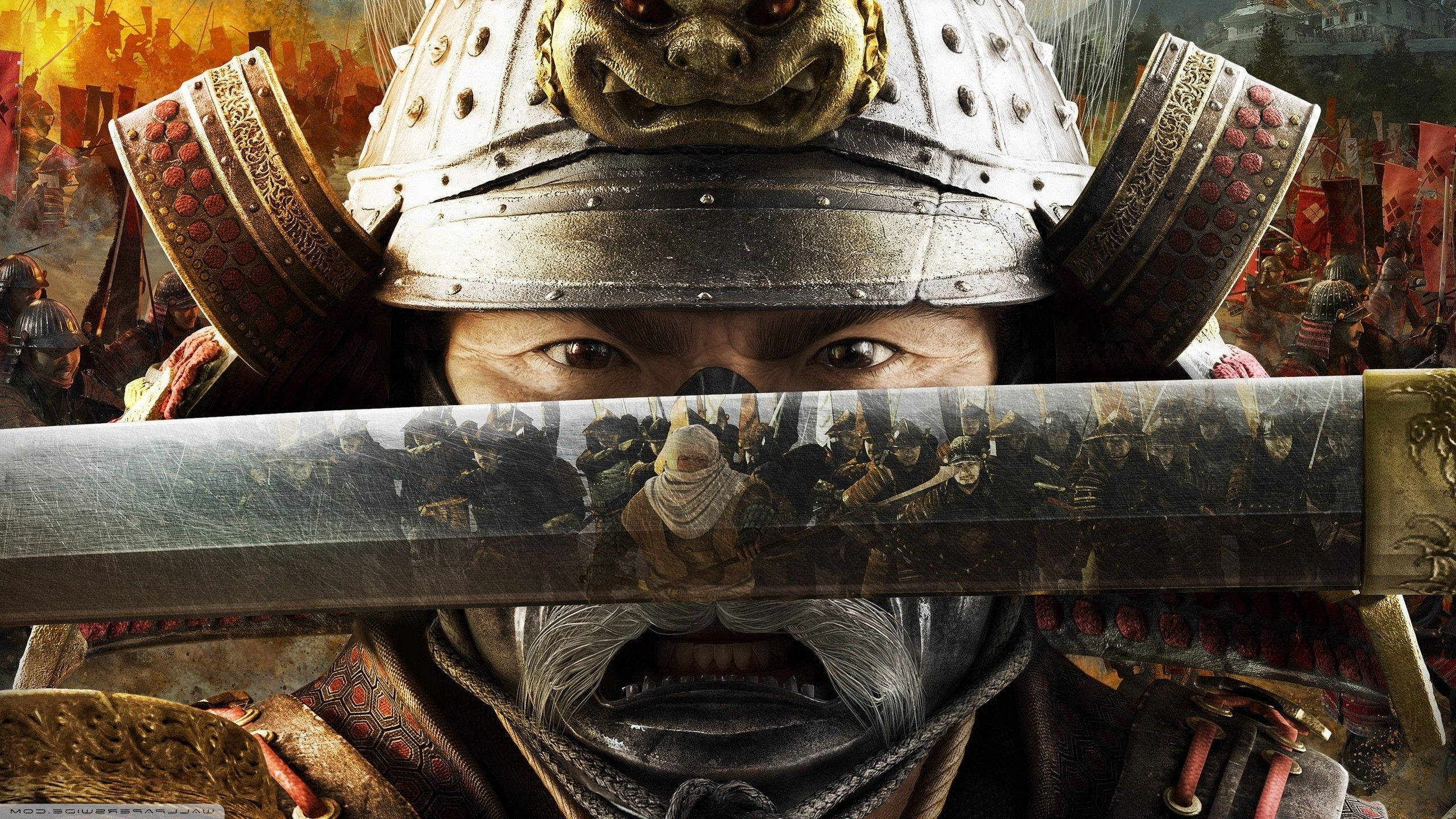 日本武士戰爭 壁紙 — 一名身穿華麗盔甲的武士，透過他的武士刀刀刃凝視著，身後戰火紛飛。
