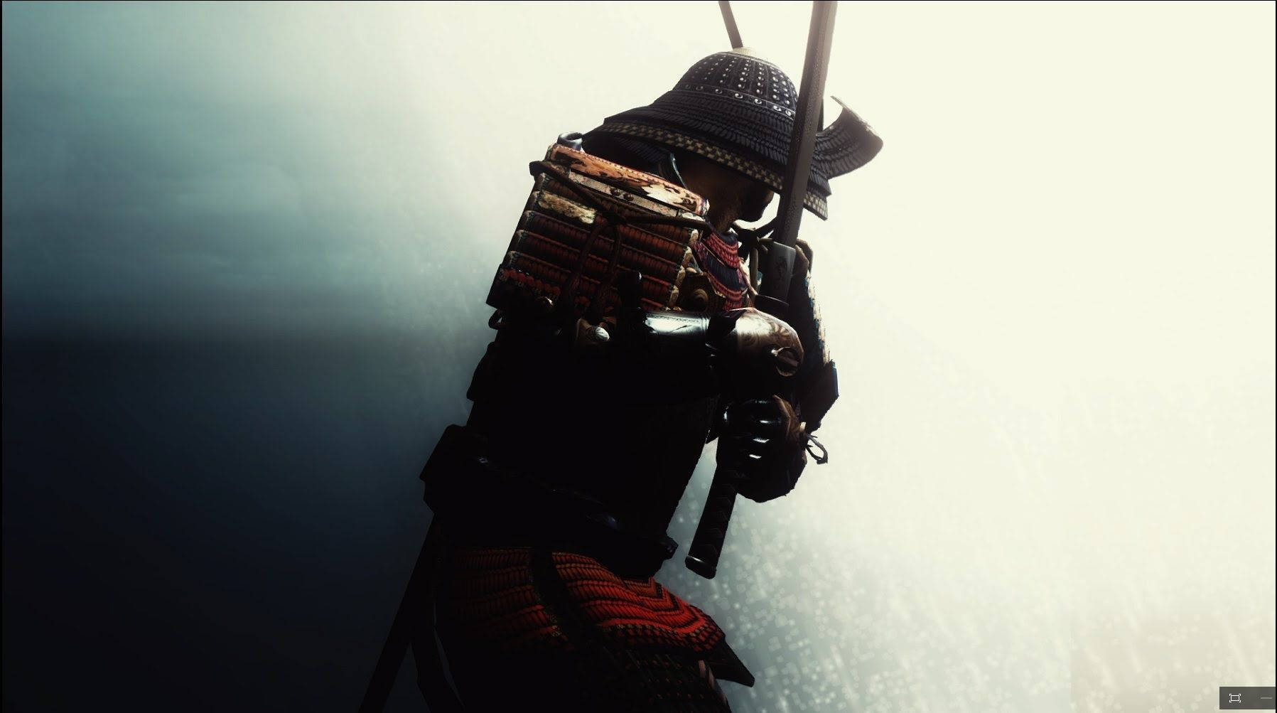 日本武士漸層背景 壁紙 — 一位身穿精細盔甲的武士戰士，在明亮朦朧的天空下持刀站立，呈現剪影。
