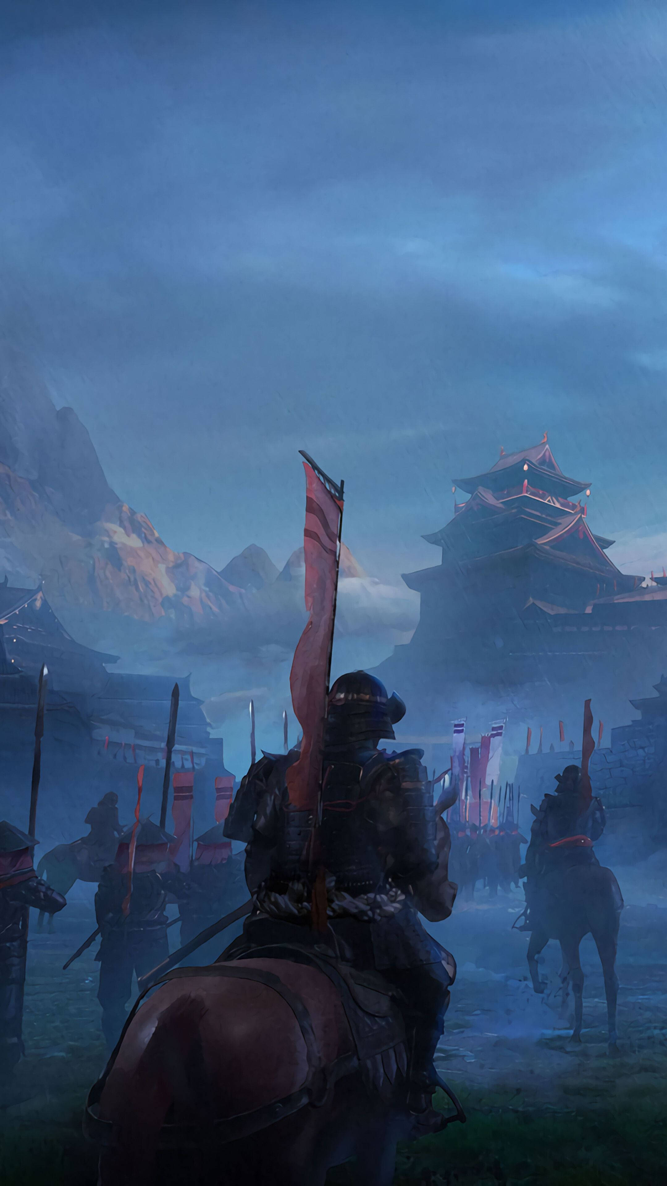 日本武士軍隊 壁紙 — 一位騎馬的武士帶領部隊前往霧氣籠罩的城堡，天空暮色蒼茫，遠處有積雪的山峰。