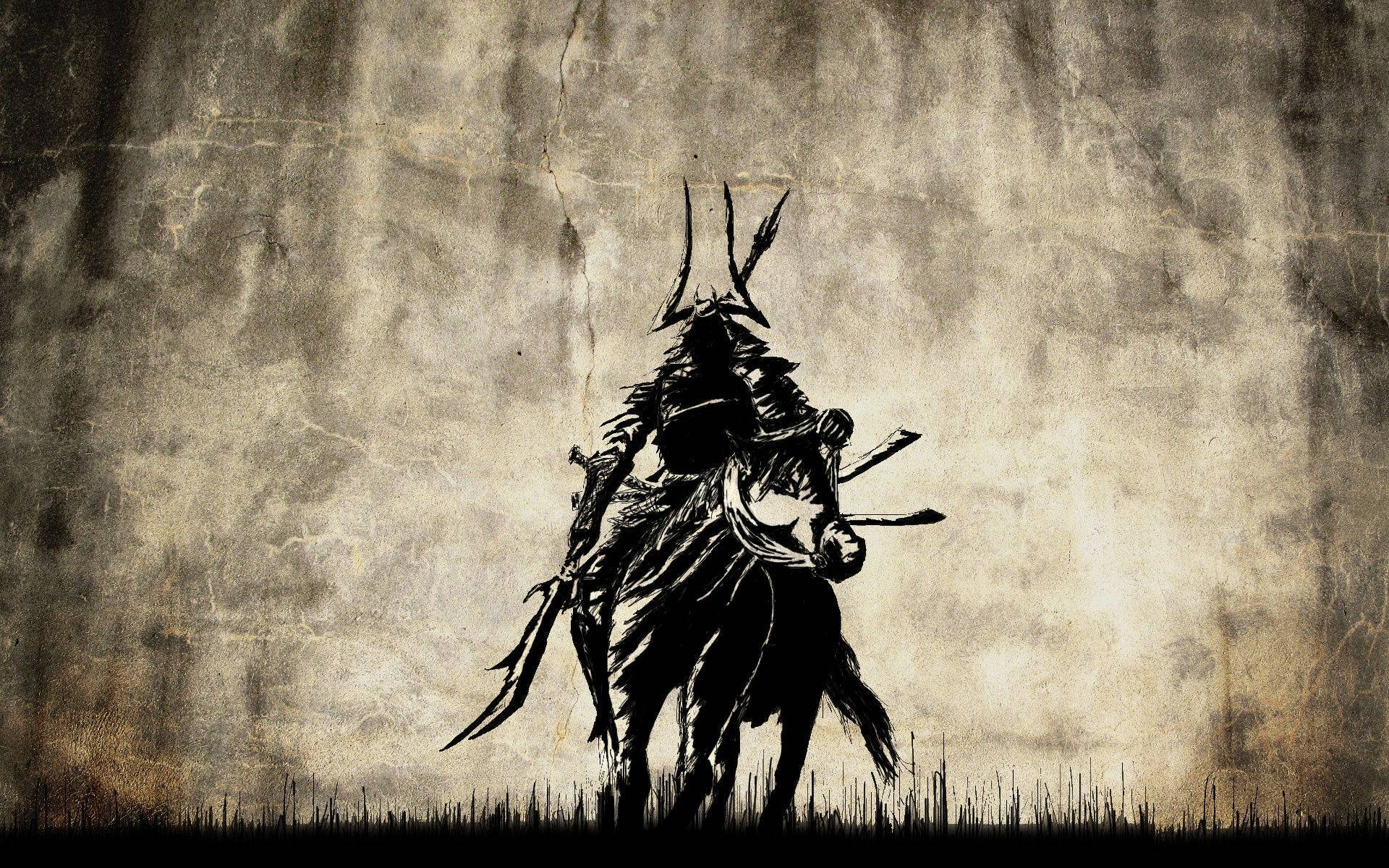 日本武士騎馬 壁紙 — 一個騎馬武士的鮮明剪影，立於仿舊羊皮紙背景上，底部有草。