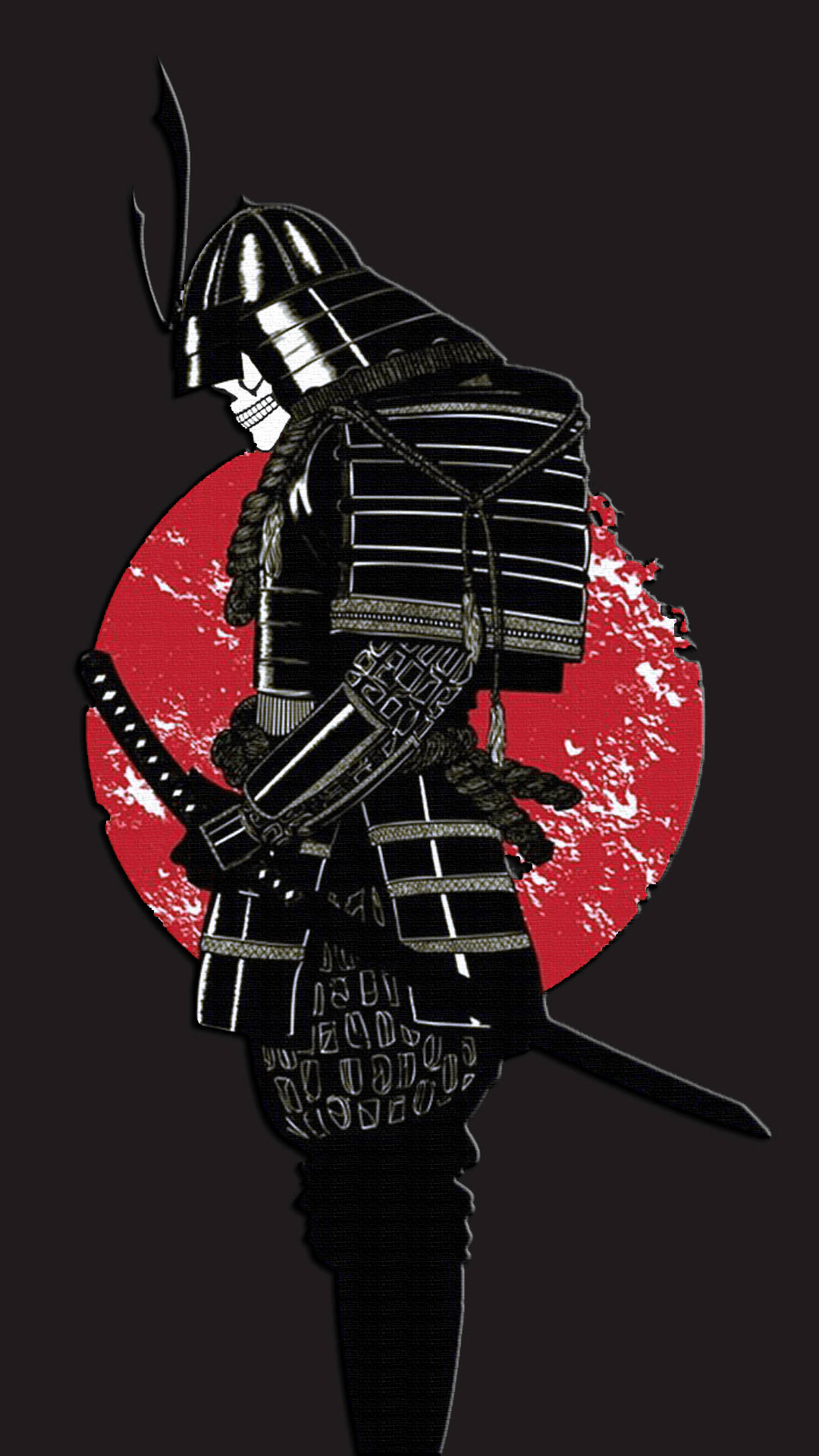 日本武士骷髏面盔 壁紙 — 一個風格化的武士穿著黑色盔甲，在深色背景上以紋理紅日為襯托，呈現剪影。