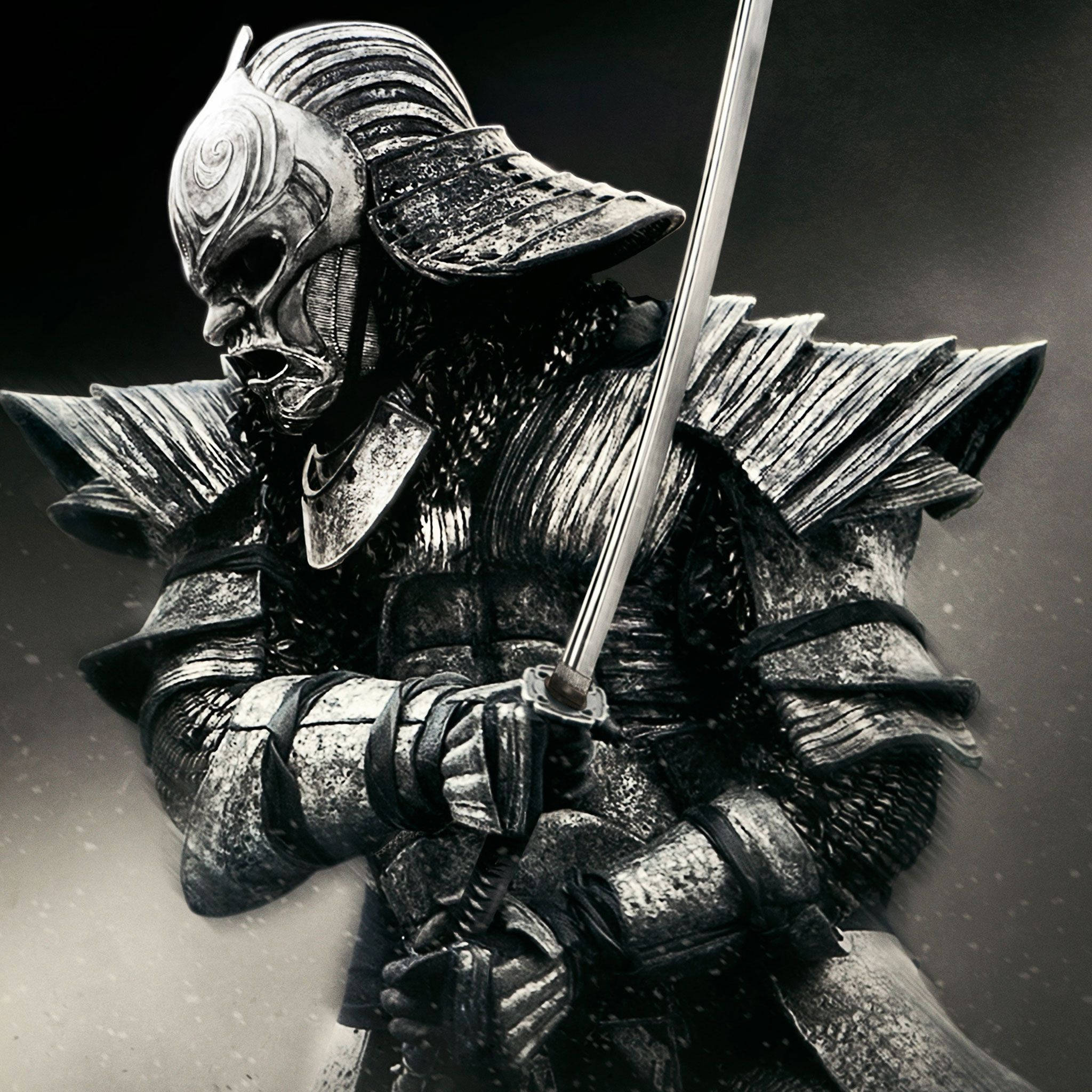 日本武士黑白風 壁紙 — 一位身穿精細盔甲的武士，在黑暗的雪景背景下，表情莊嚴地握著一把刀。