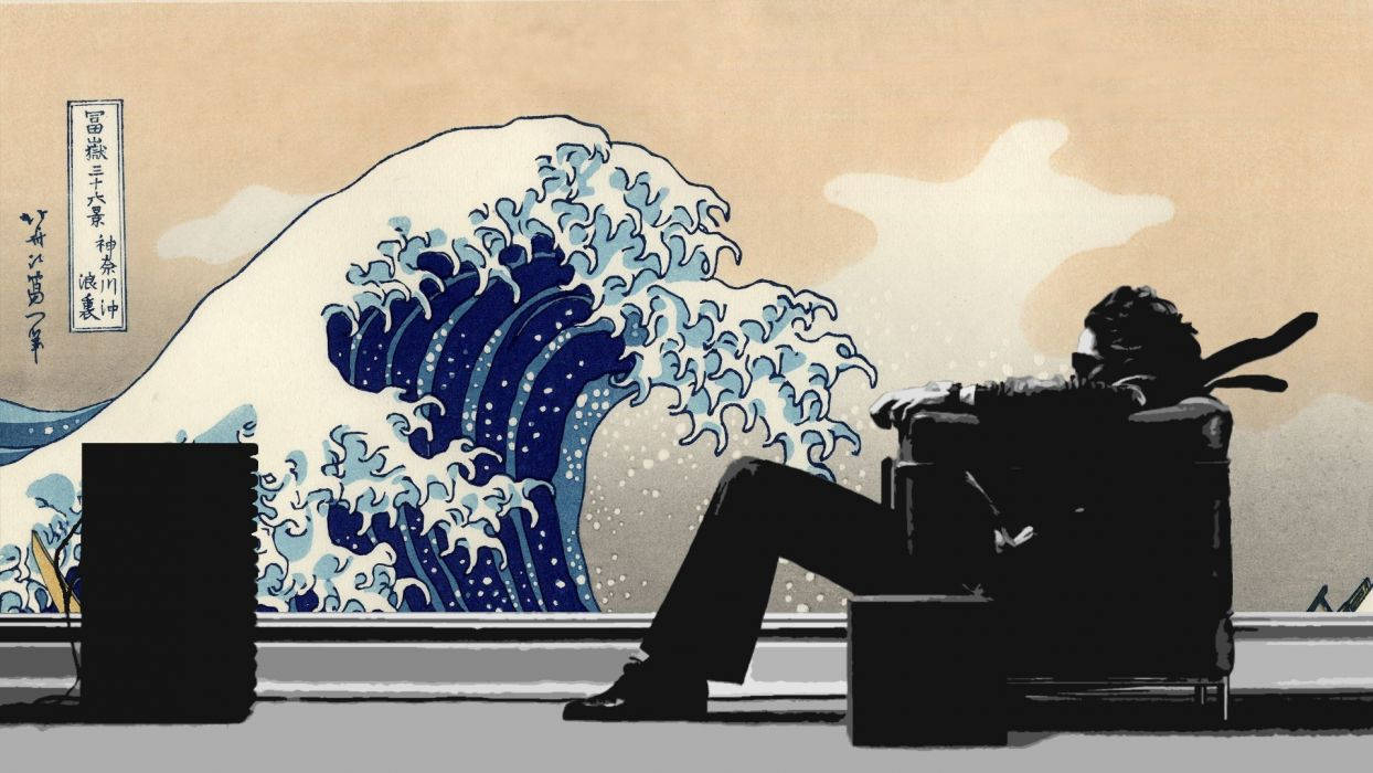 日本海浪美學 壁紙 — 一個剪影男子坐在椅子上，在受葛飾北齋《神奈川沖浪裏》啟發的巨浪壁畫前放鬆。