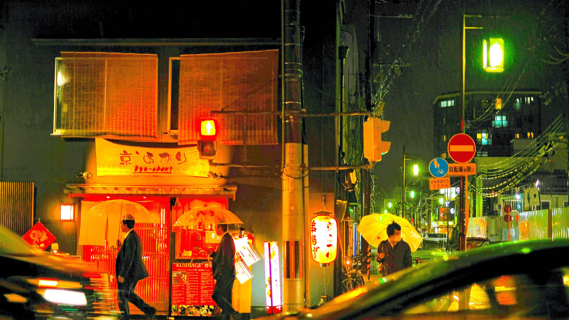 東京夜雨，霓虹燈和撐傘的行人。