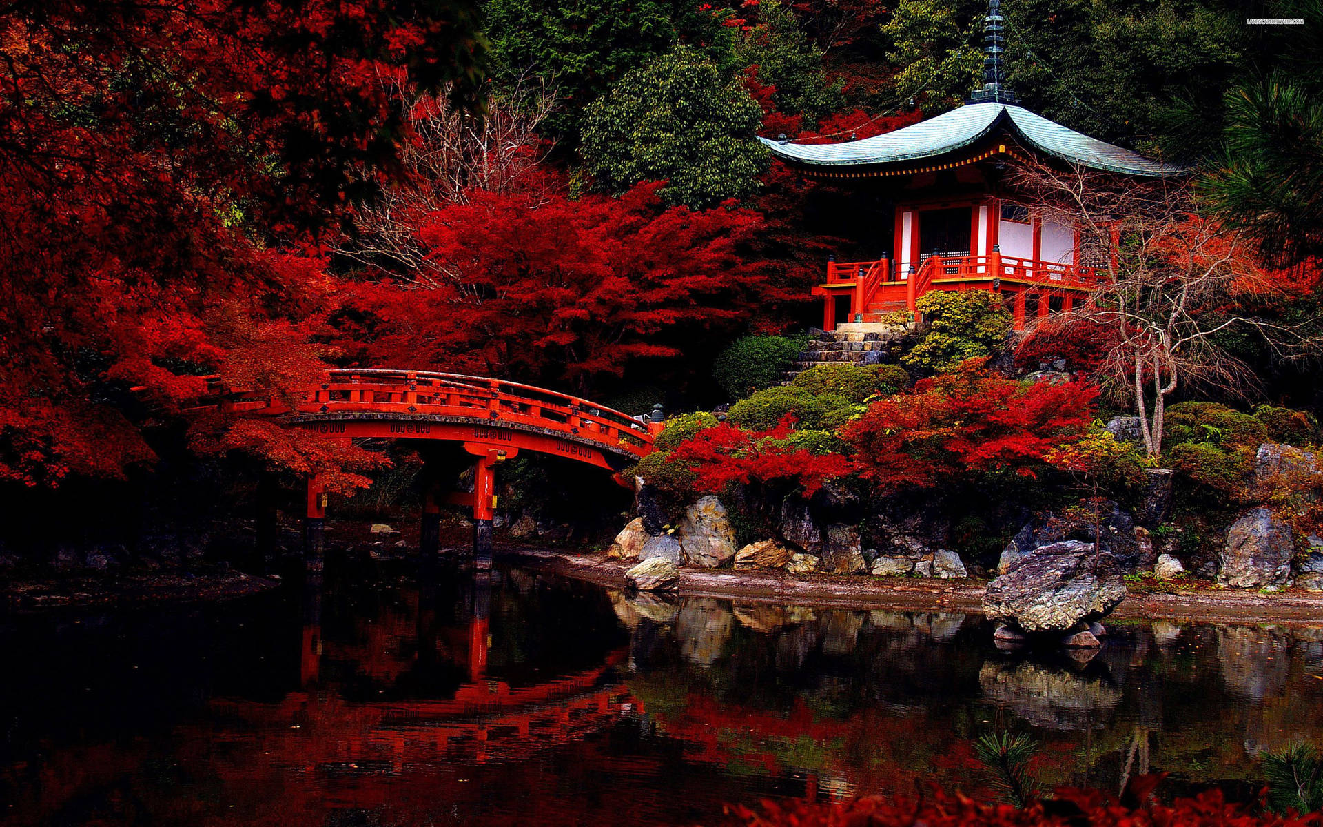 紅橋和寶塔倒映在水中，周圍環繞著秋樹